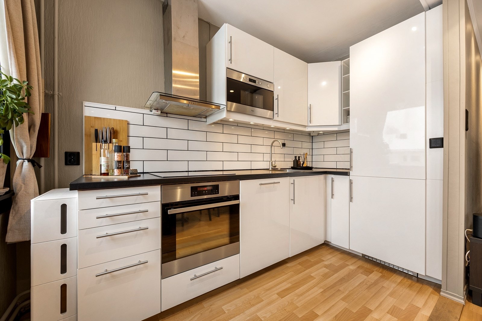 Kjøkkeninnredningen fra IKEA har glatte fronter og et moderne uttrykk Galleribilde