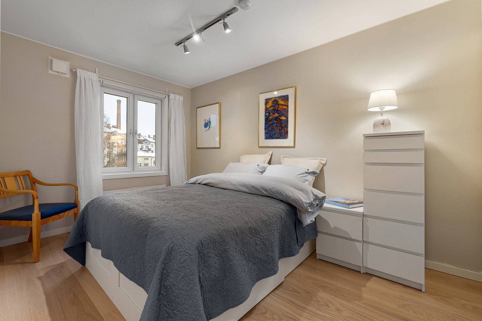 Hovedsoverommet er innbydende og romslig. Det er god plass til dobbeltseng med tilhørende nattbord. Galleribilde