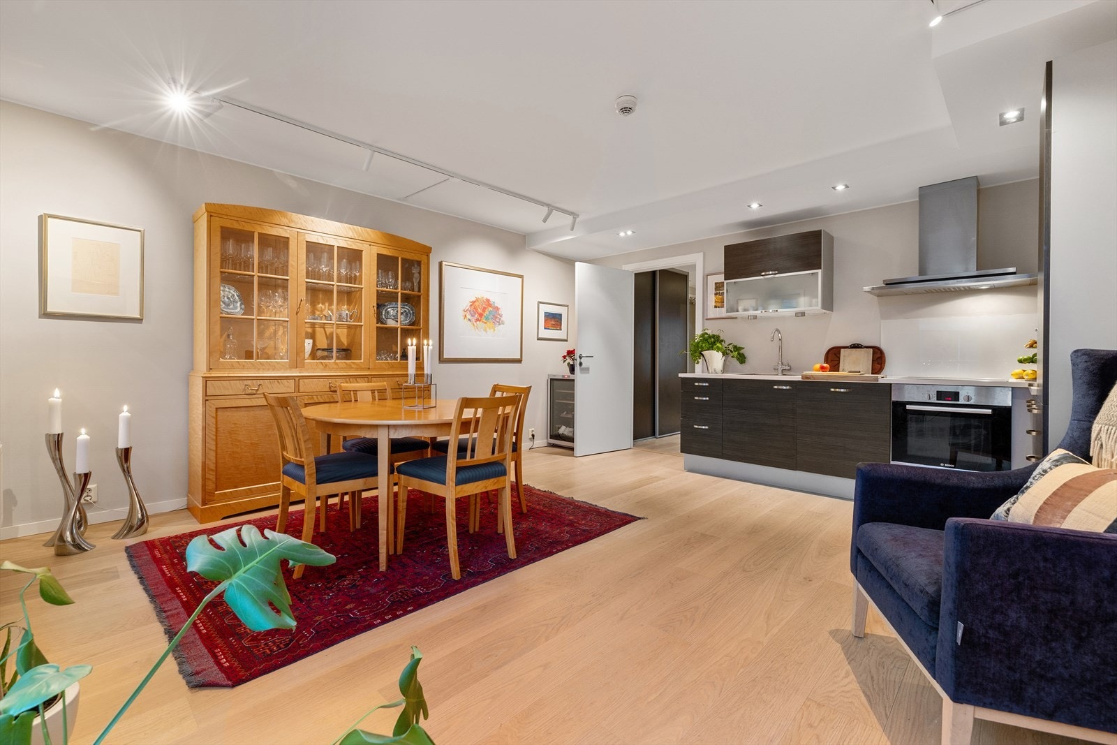 Leiligheten har en svært innbydende, lys og hyggelig stue av god størrelse. I stuen er det god plass til sofagruppe med tilhørende sofabord og TV-møblement. Galleribilde