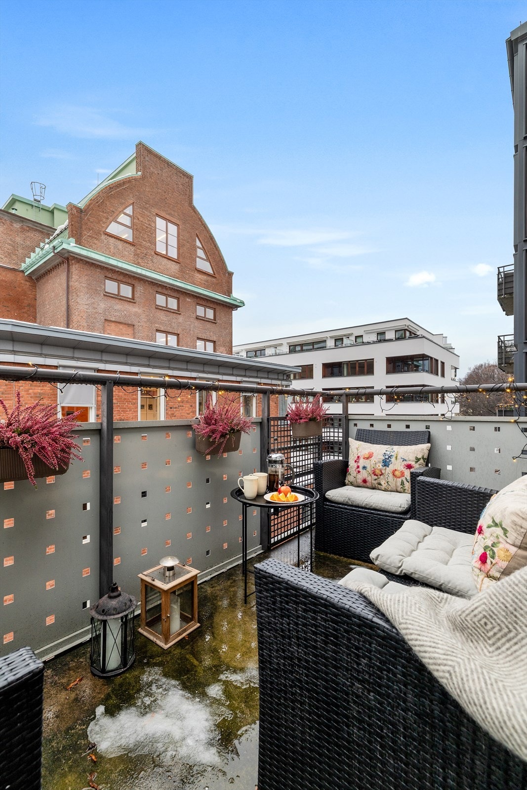 Fra stuen er det utgang til en solrik, vestvendt balkong på 5,4 kvm. Her er det plass til utemøblement og beplantning. Galleribilde