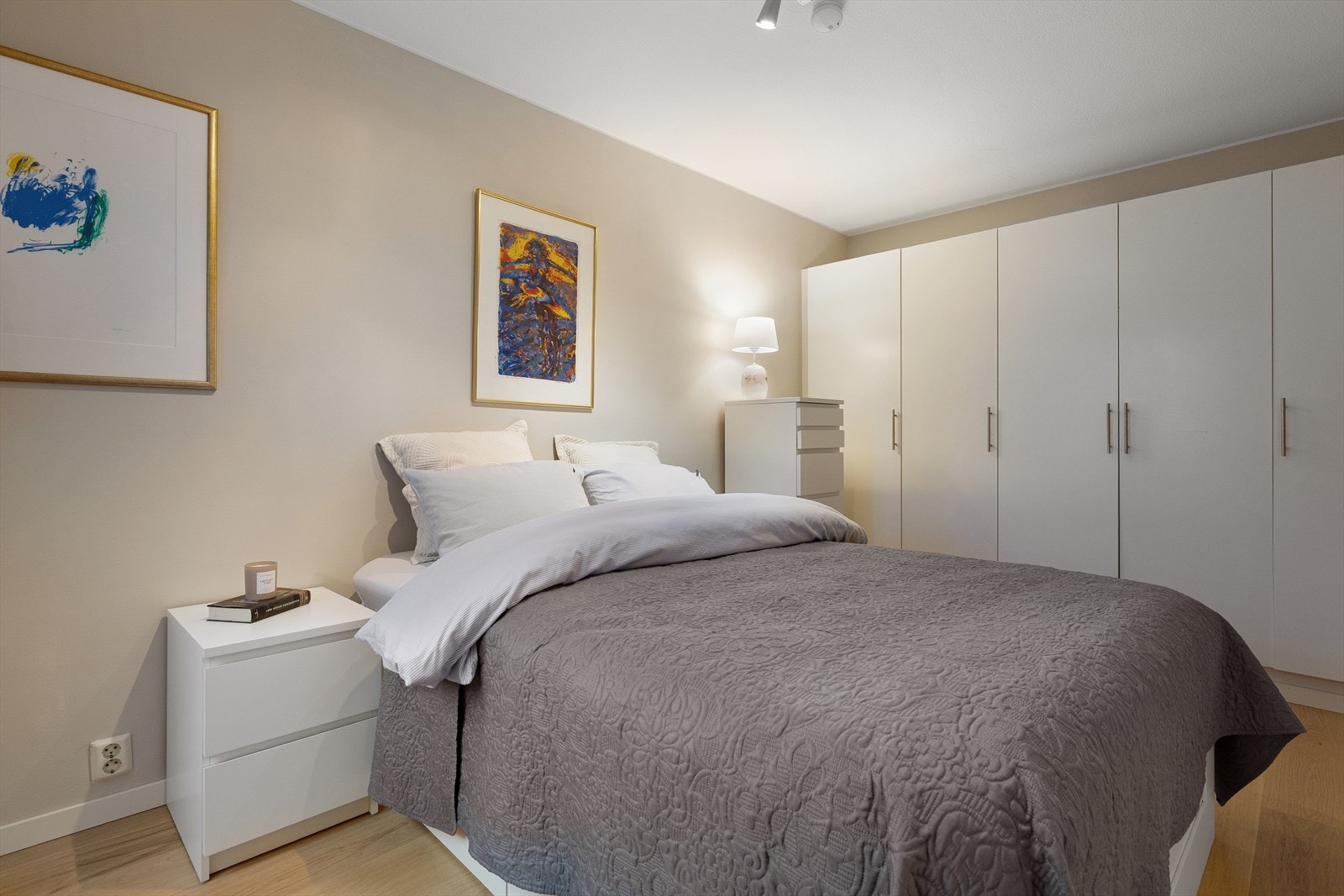 Det er rikelig med oppbevaringsplass i garderobeskap langs den ene veggen. Galleribilde