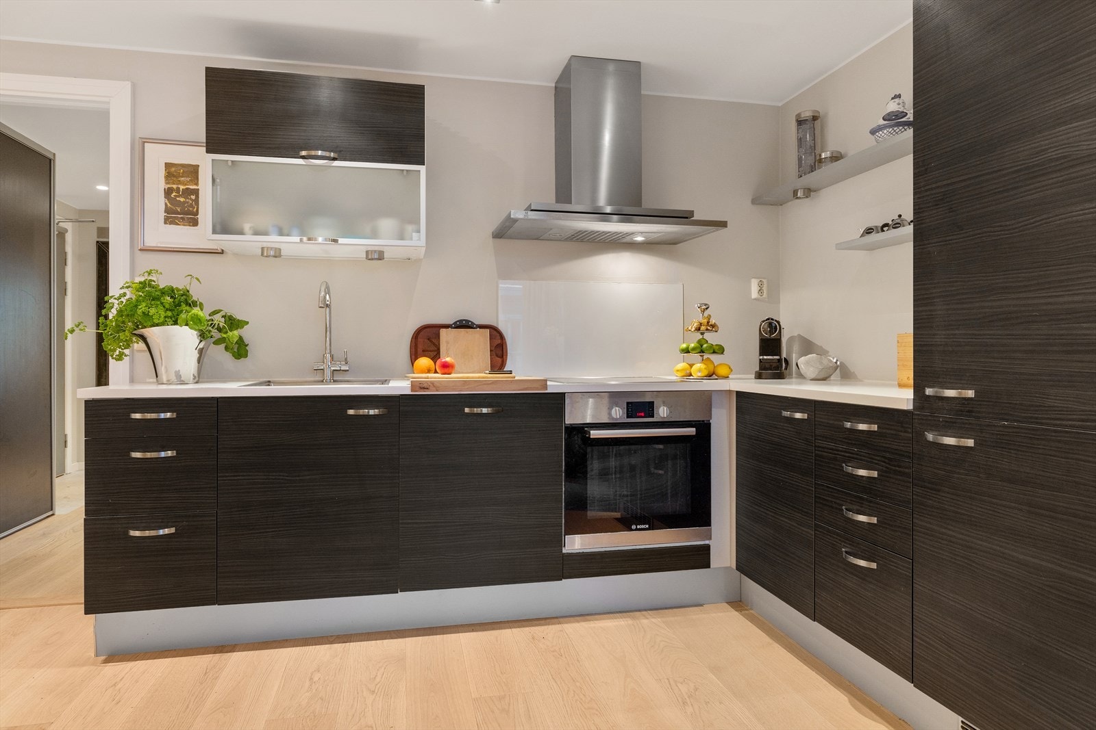 Det er godt med lagringsplass i både skap og skuffer, samt god plass til matlaging. Galleribilde