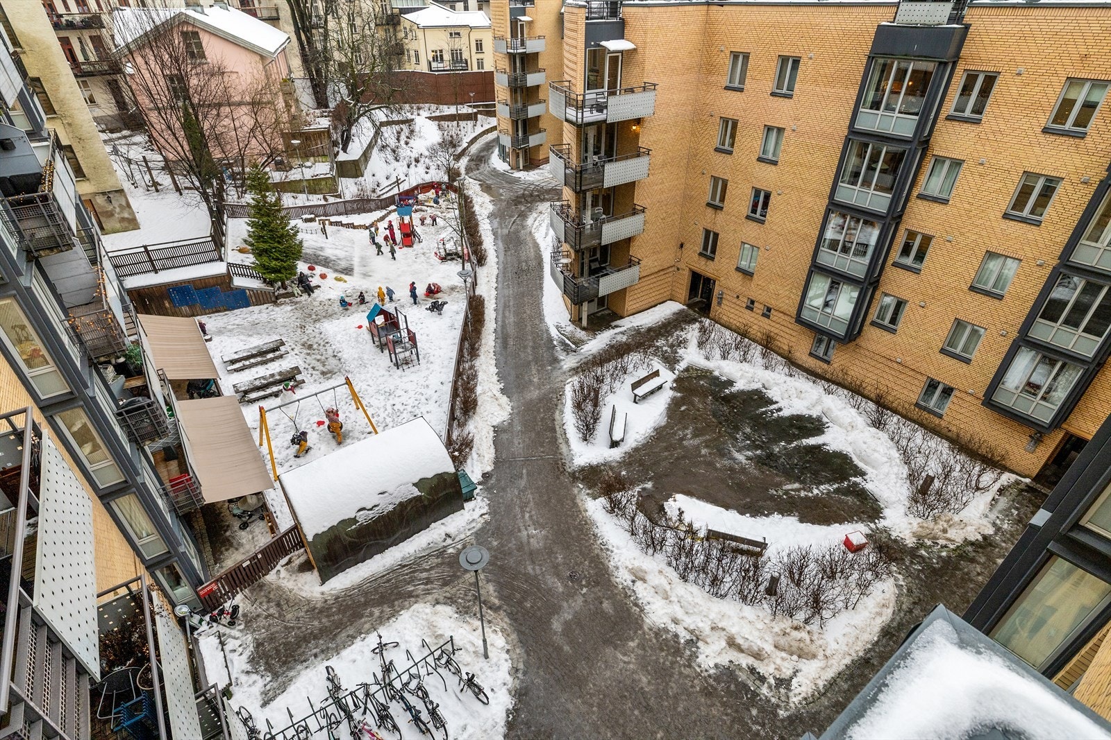 Fra balkongen er det hyggelig utsyn mot sameiets gårdsrom. Galleribilde