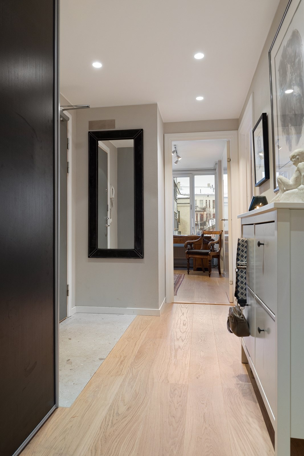 Det er skyvedørsgarderobe samt plass til knagger og skohylle for oppbevaring av yttertøy. Galleribilde