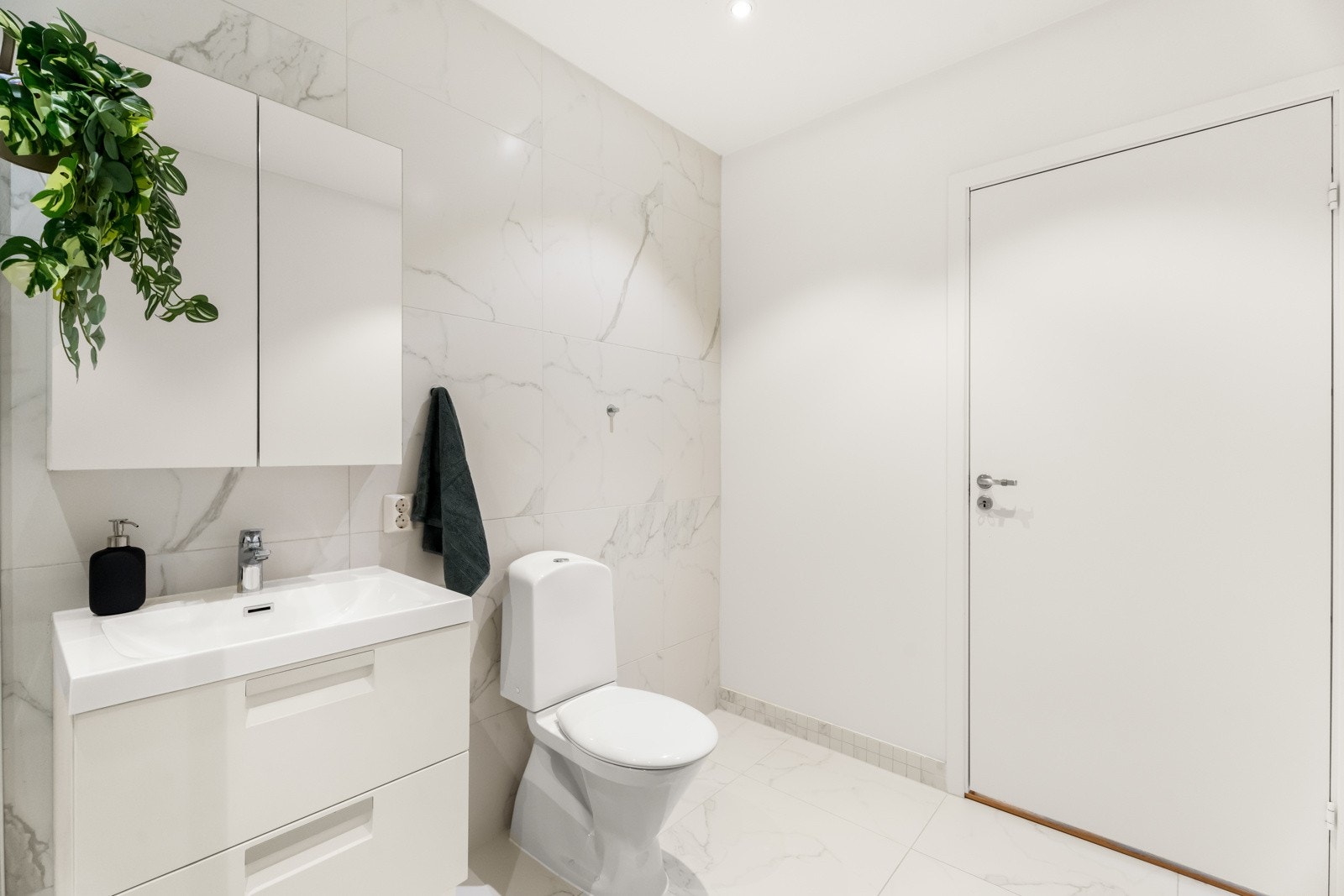 En romslig baderomsinnredning er praktisk Galleribilde