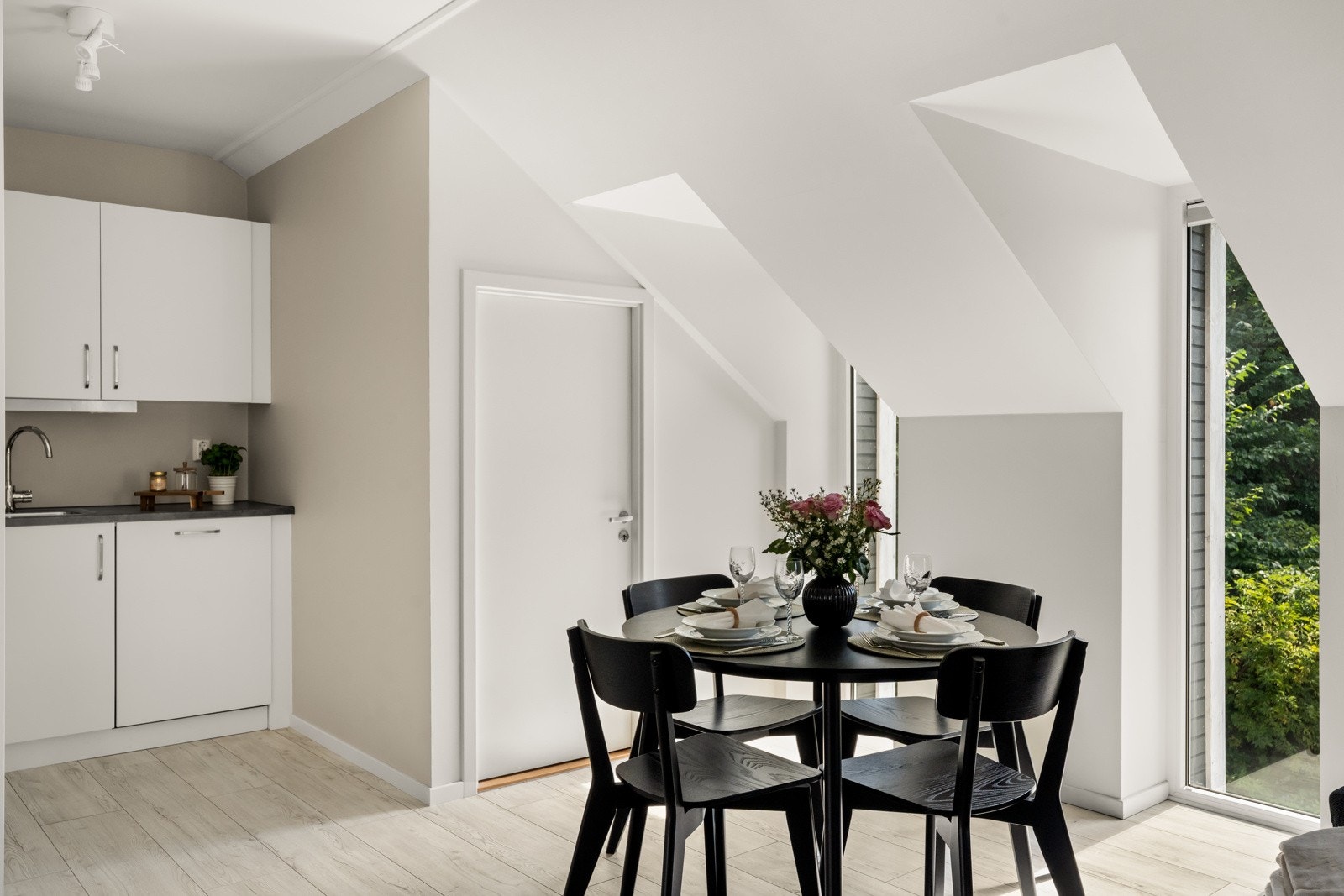 Åpen løsning fra stuen til kjøkkenet Galleribilde