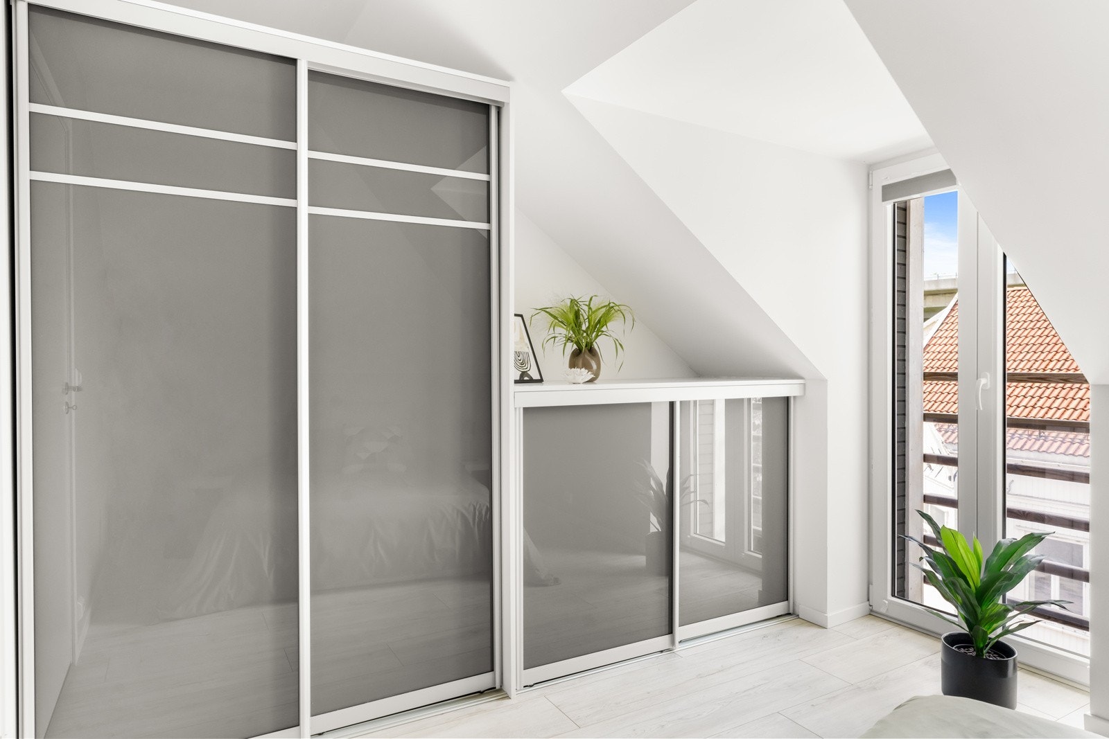 Det er montert garderobeskap på soverommet, som selvfølgelig følger eiendommen Galleribilde