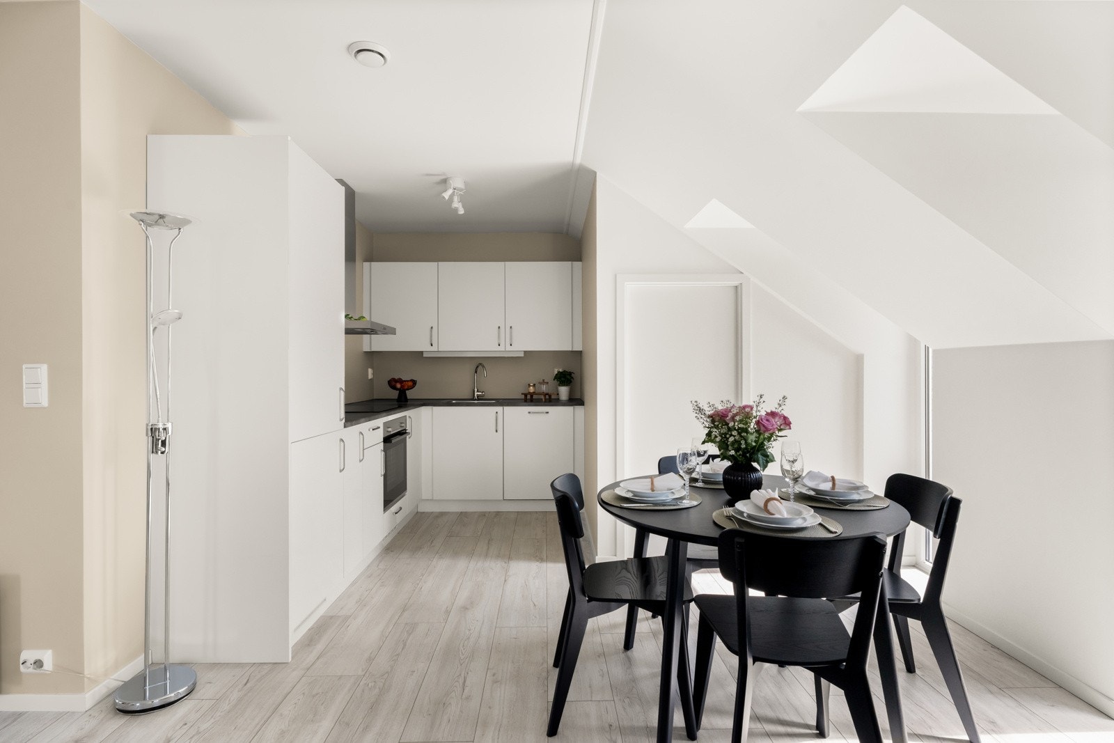 Kjøkkenet har lyse slette overfalter Galleribilde