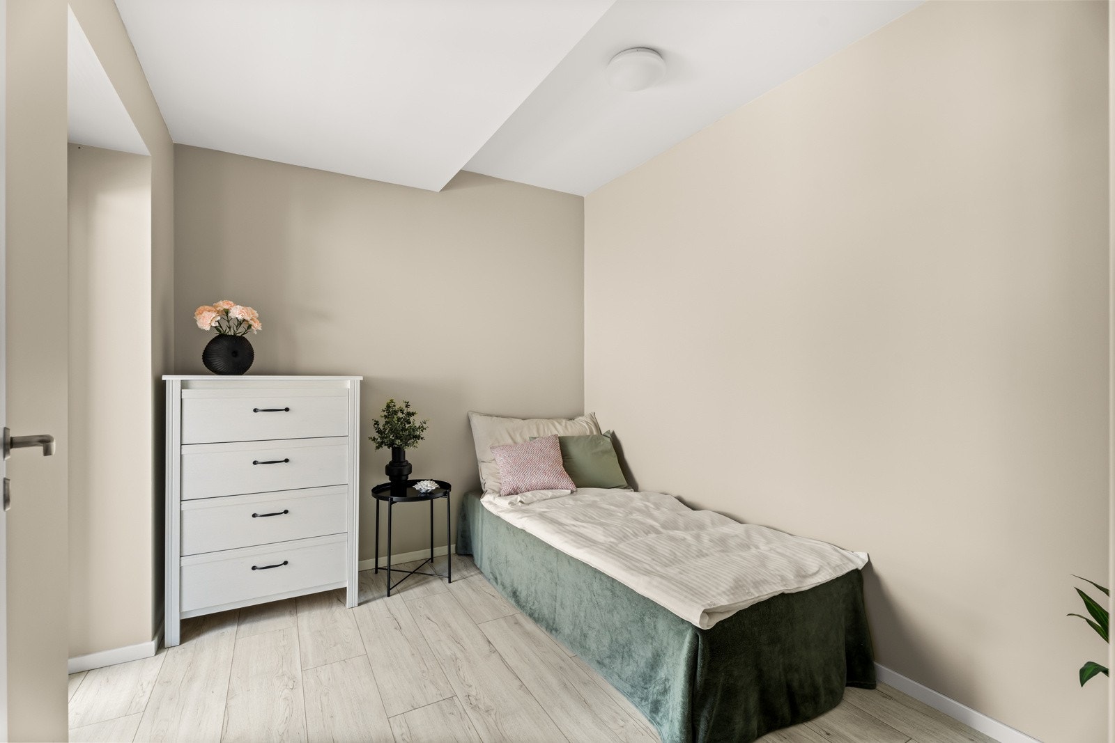 Soverom nummer to er noe mindre men fortsatt god plass til seng og garderobeskap Galleribilde