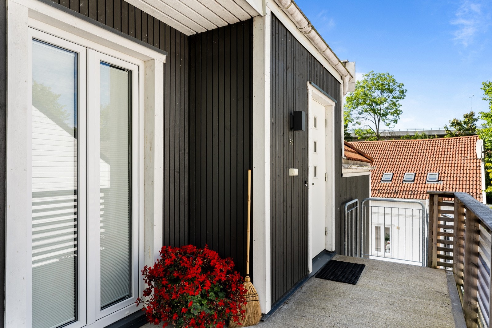 Inngangspartiet inn til leiligheten har også litt "balkong"-plass på utsiden Galleribilde