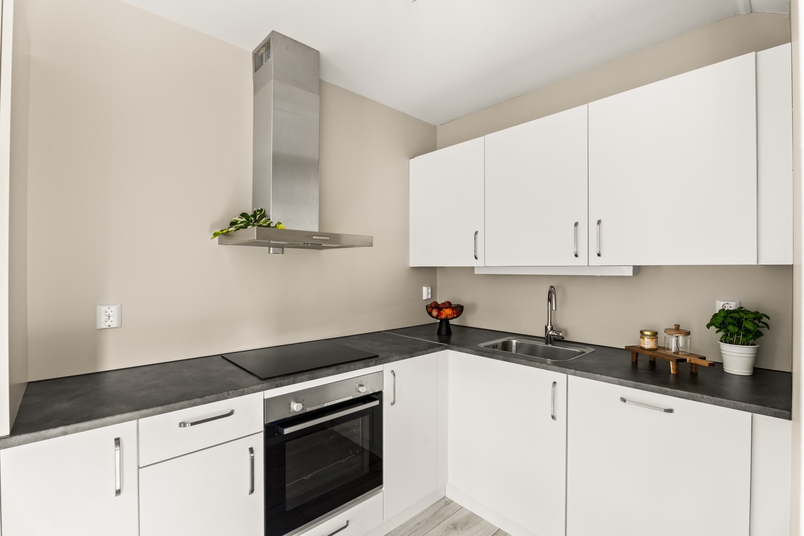 Det er godt med benke- og skapplass på kjøkkenet Galleribilde