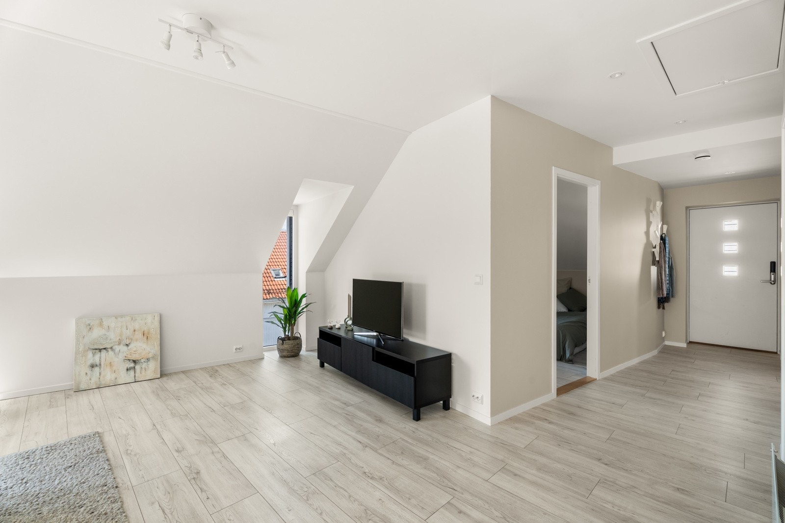 Leiligheten er malt i lyse fine farger 2024 Galleribilde