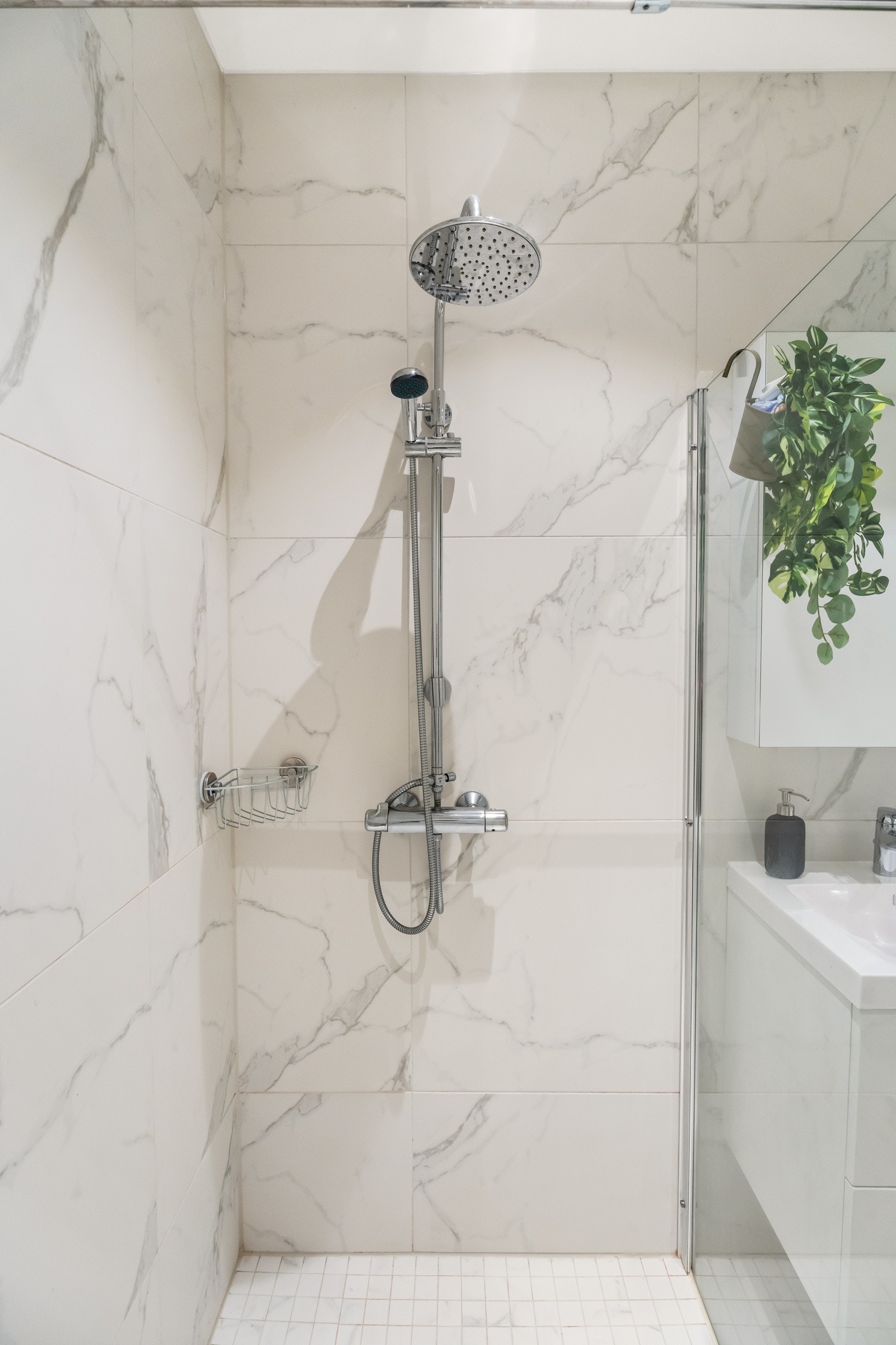 Fin og moderne dusj i rommet Galleribilde