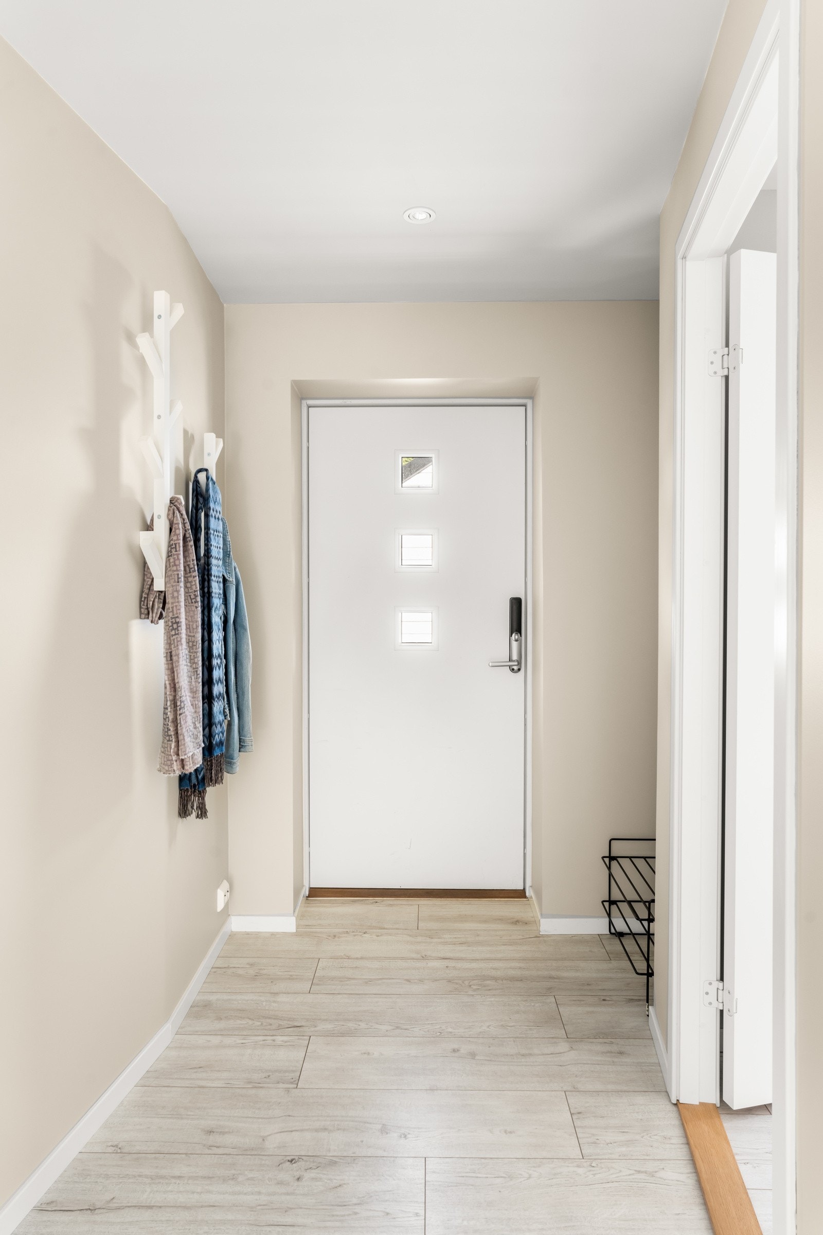 Fint inngangsparti med plass til oppheng av ytterklær og sko Galleribilde