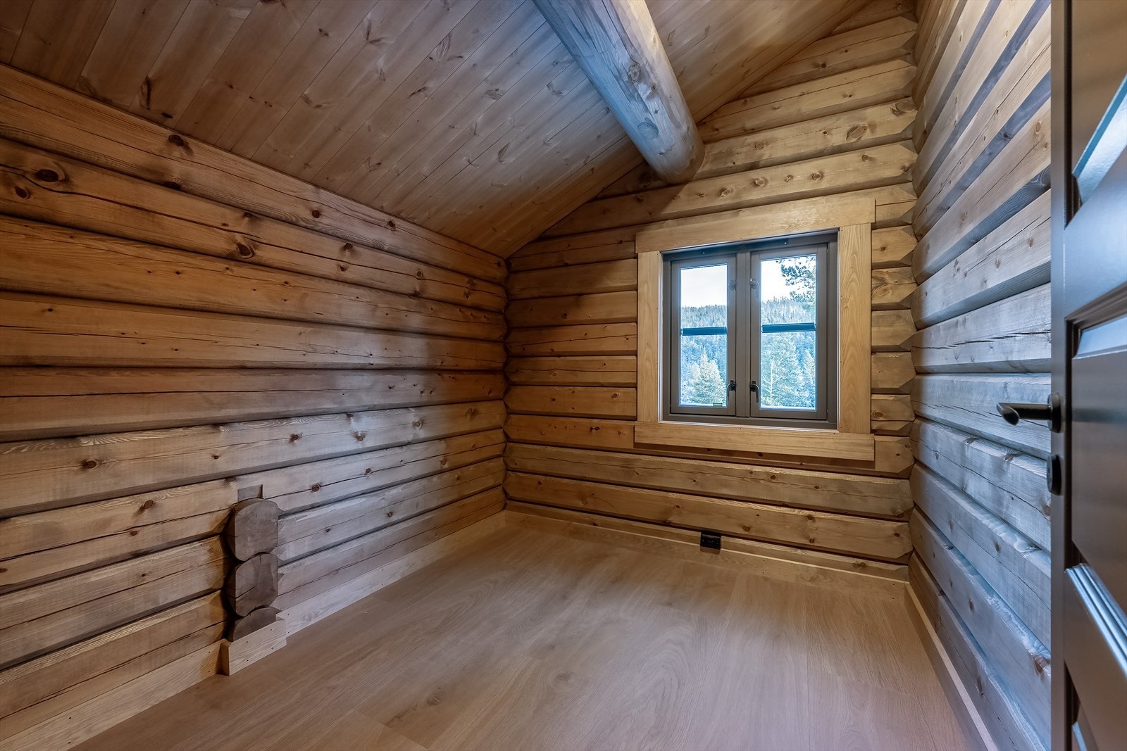 Etasjens to soverom er av lik størrelse Galleribilde