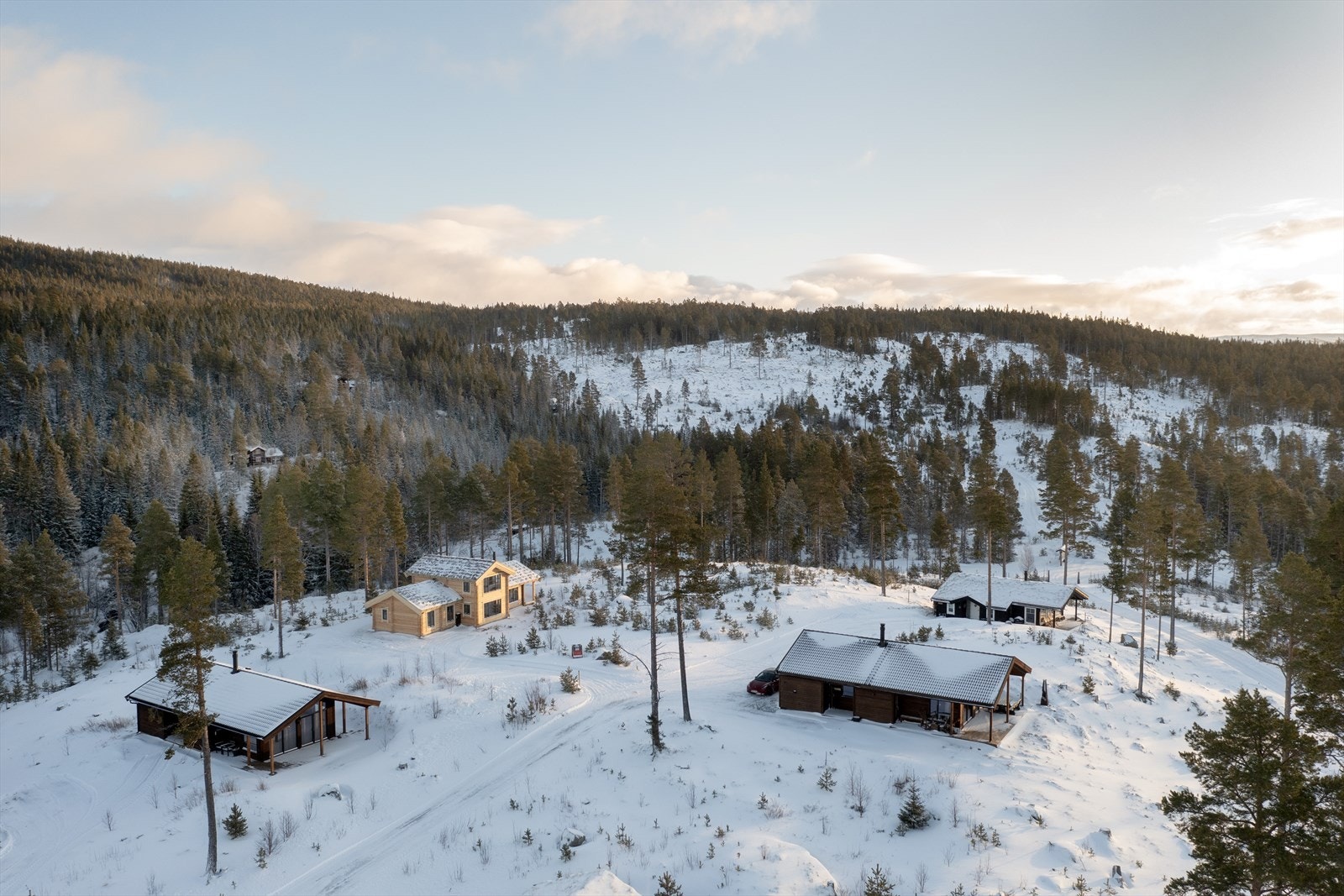 Nyoppført tømmerhytte på flott utsiktstomt øverst i grenda Galleribilde