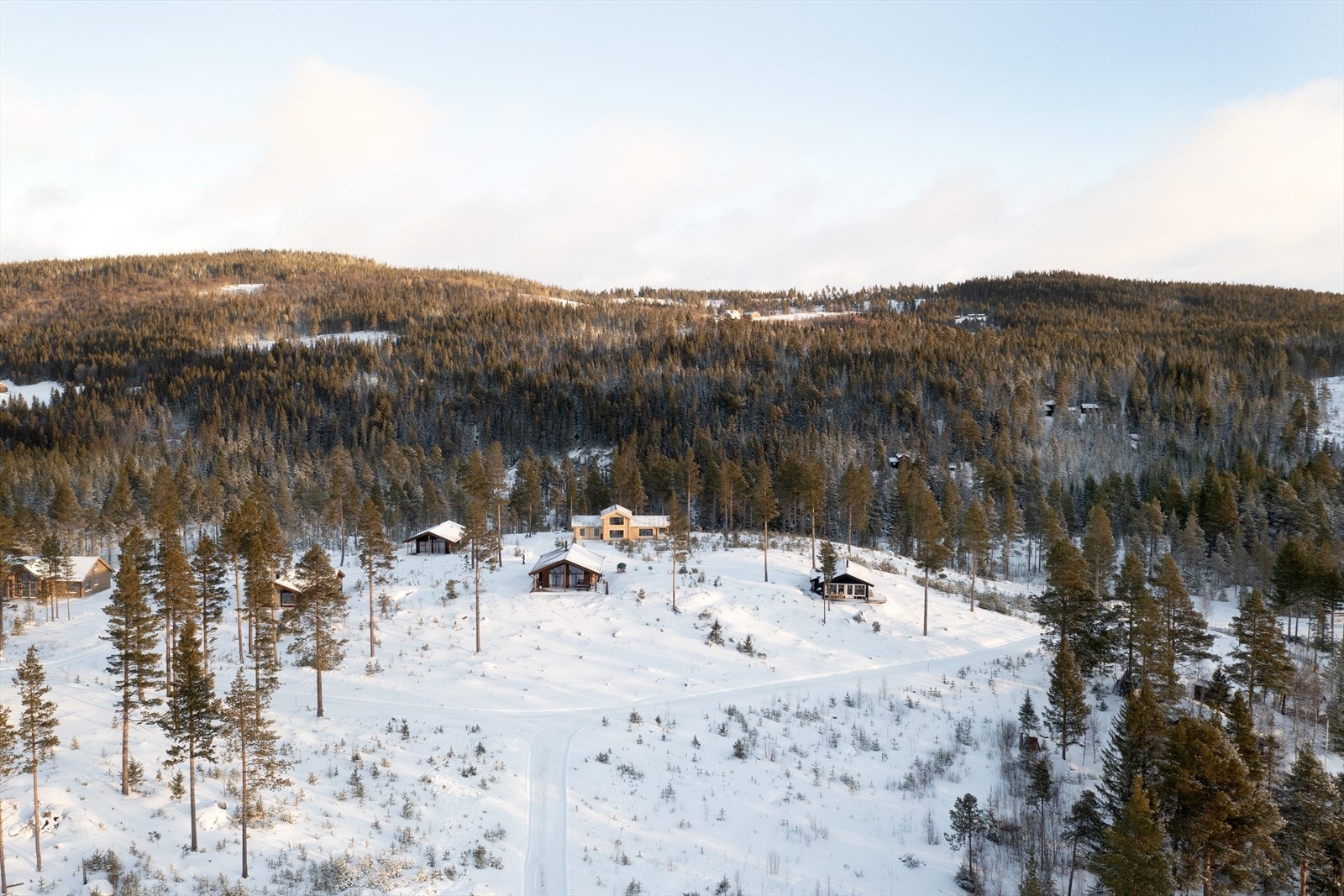 Eiendommen har turterrenget som nabo i øst med preparerte skiløyper som strekker seg over ca. 4 mil i variert terreng Galleribilde