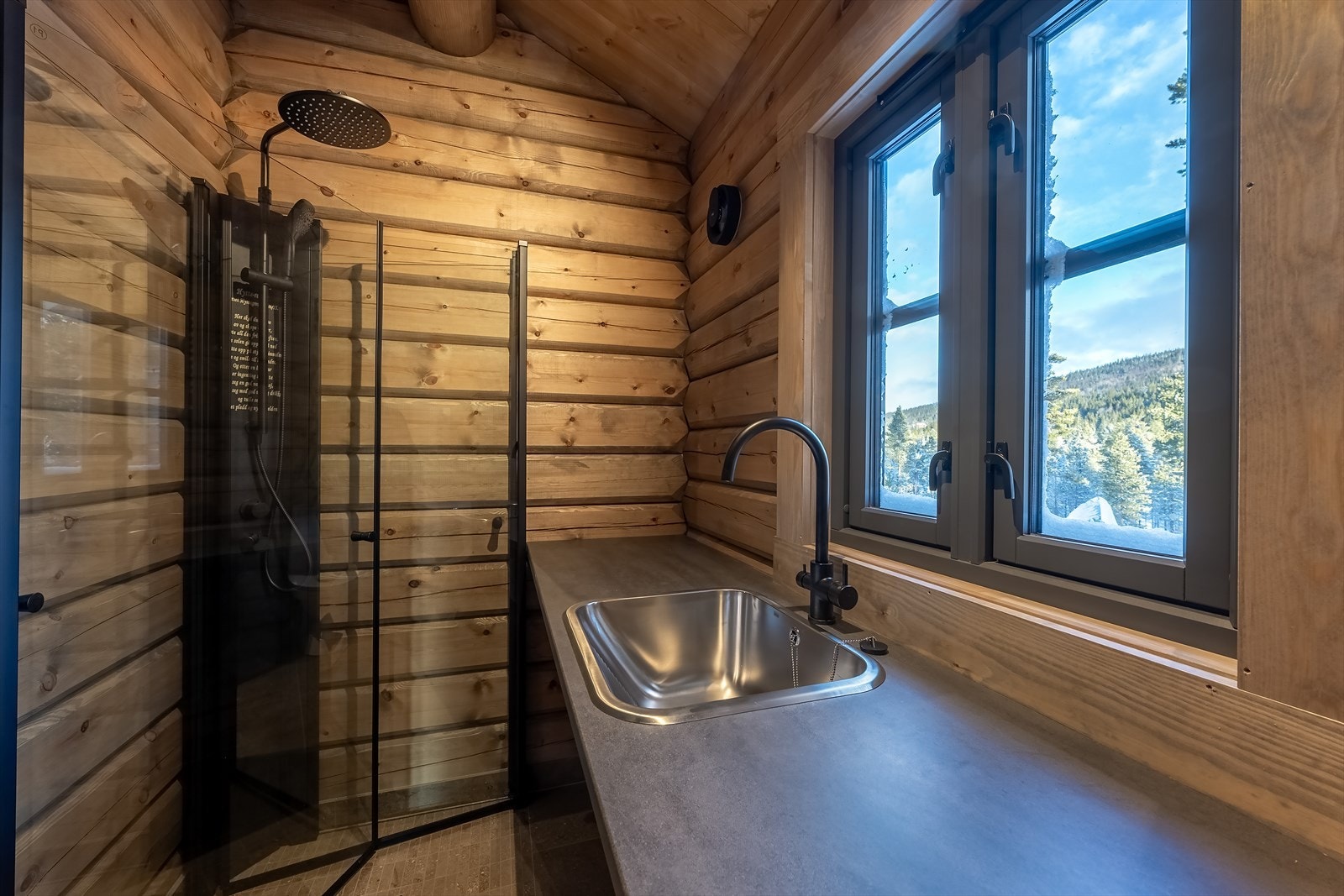 Hovedetasjen huser også et vaskerom med dusj og wc samt benk med skyllekar og opplegg for vaskemaskin Galleribilde