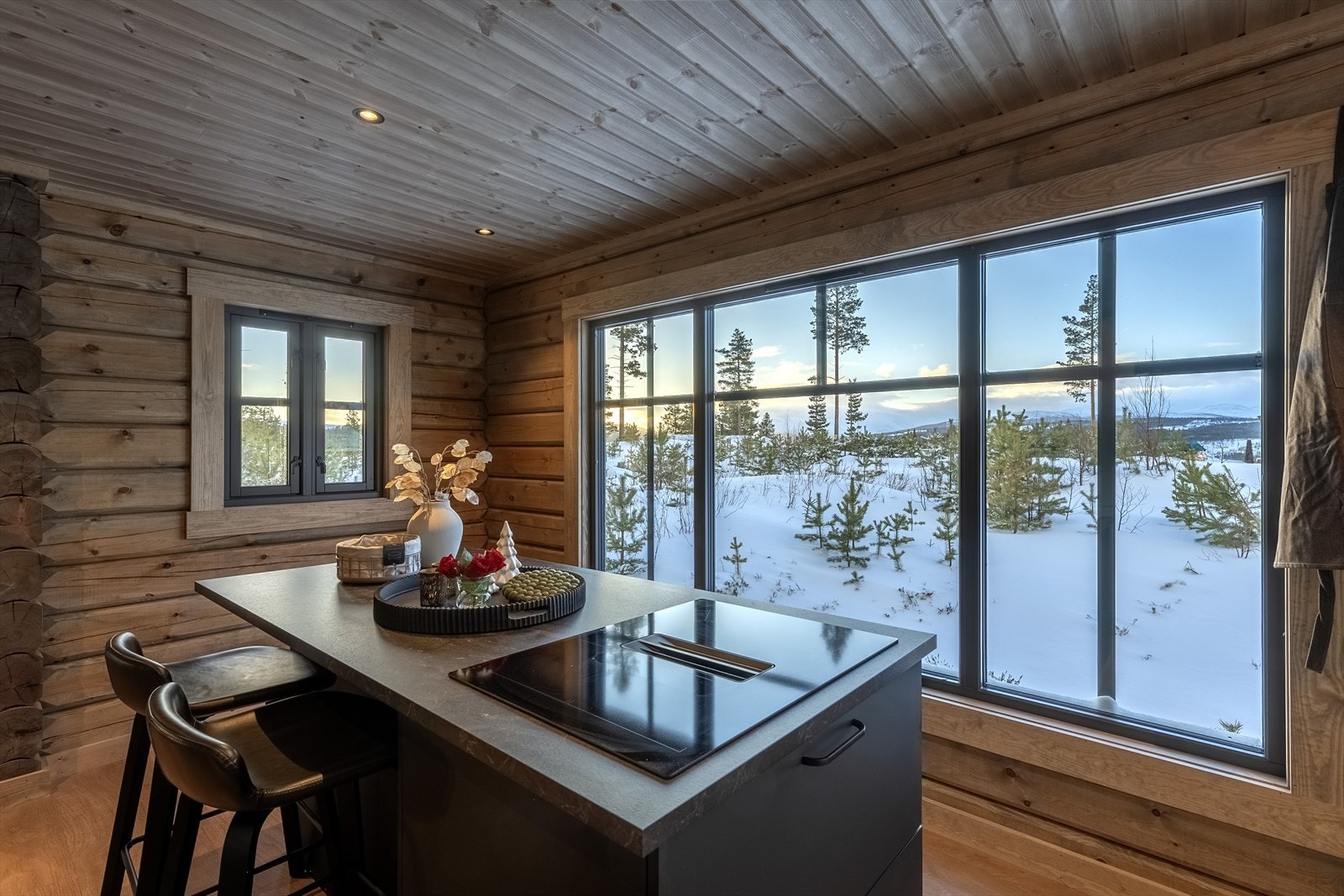 Kjøkkenøy med spiseplass hvor utsikten kan nytes Galleribilde