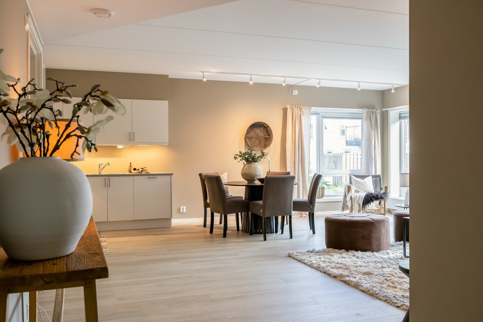 Beliggenheten er ideell for deg som ønsker å kombinere tilgjengelighet med et rolig nærmiljø. Galleribilde