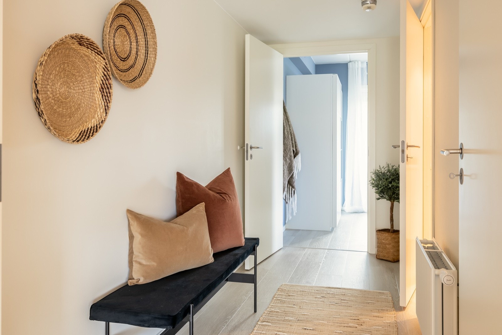 Mellomgangen har direkte adgang til badet samt det største soverommet. Galleribilde