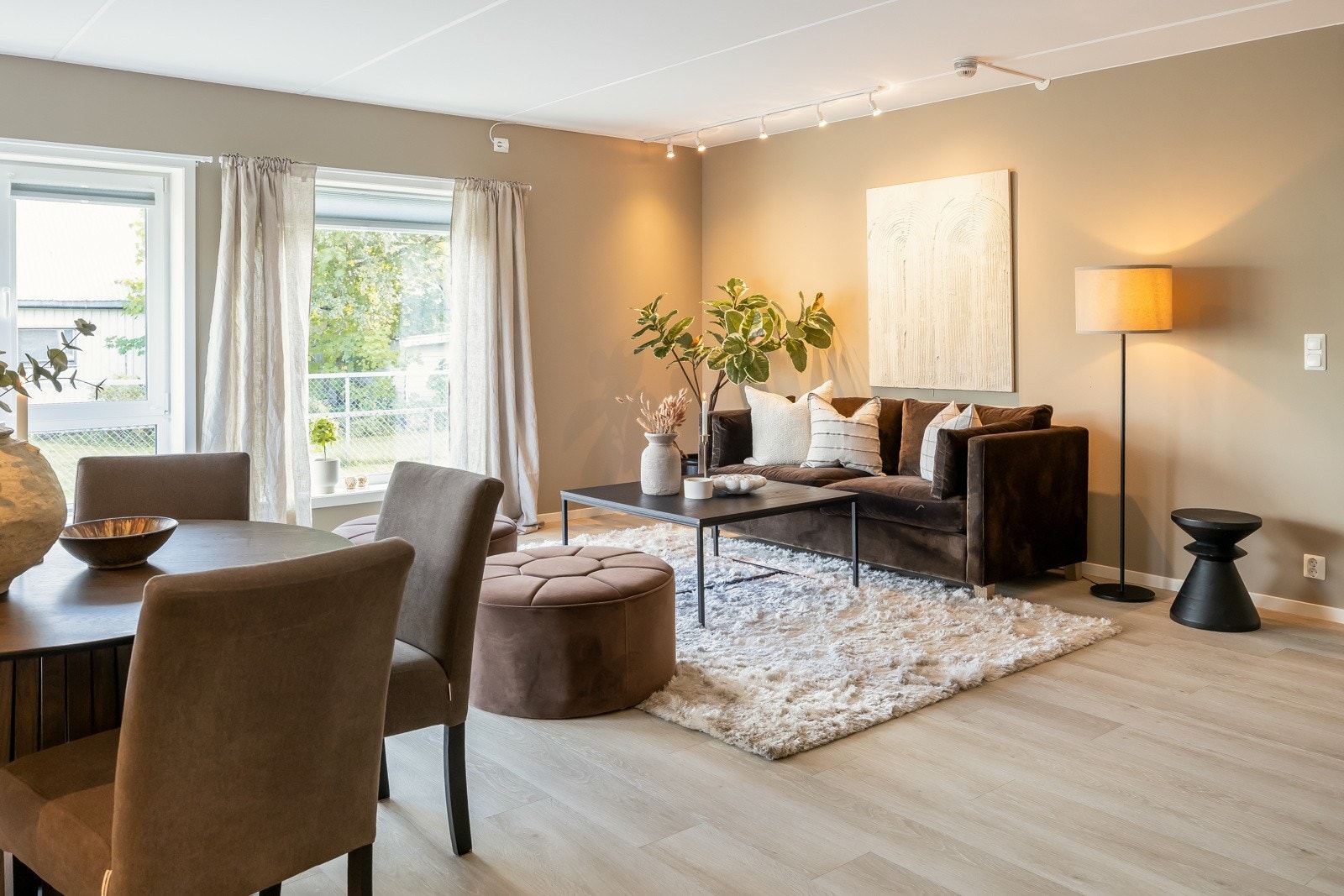 Med hjørnebeliggenhet i blokka får du et behagelig lysinnslipp som skaper en lun og innbydende atmosfære i hjemmet. Galleribilde