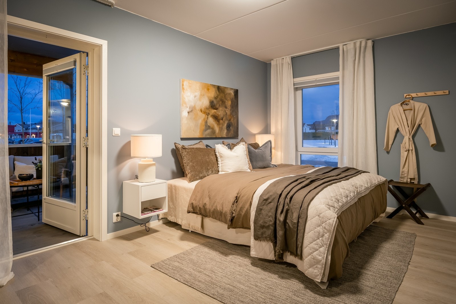 Rommet tilbyr utgang til en vestvendt veranda med gode solforhold, et perfekt sted å oppholde seg etter en lang dag. Galleribilde