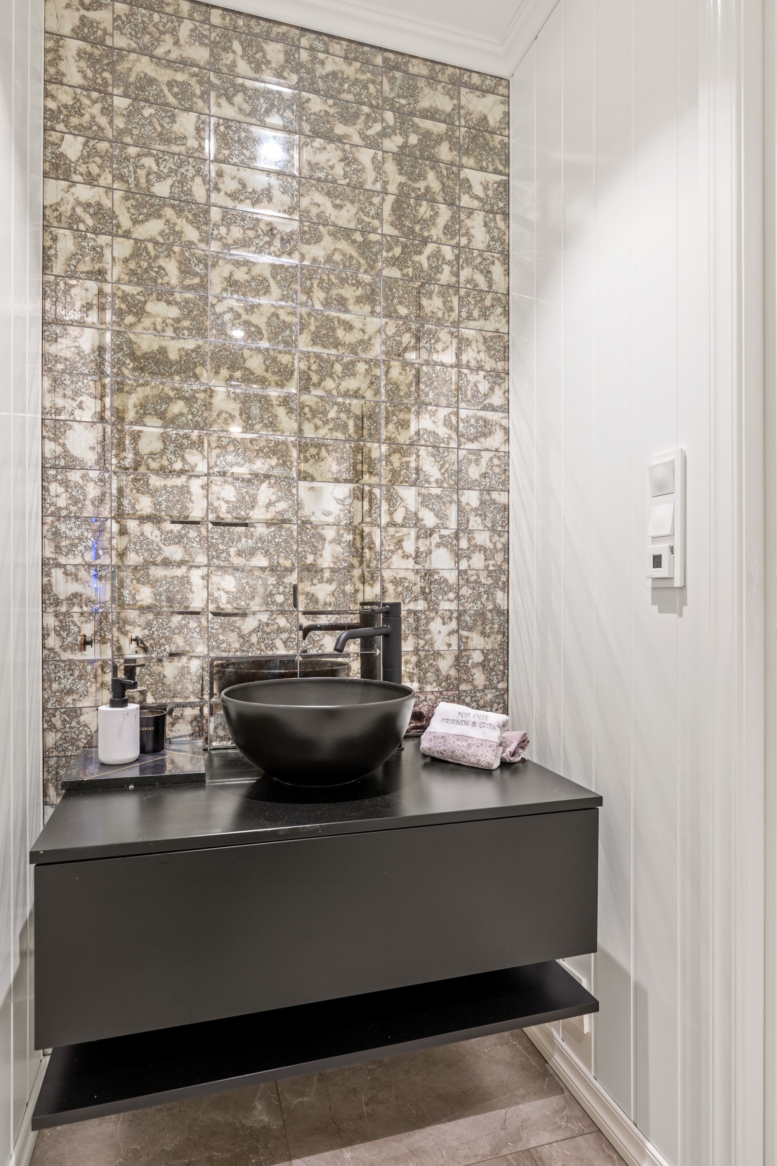 Toalettrom ved entreen, med skyvedør inn til vaskerommet. Galleribilde