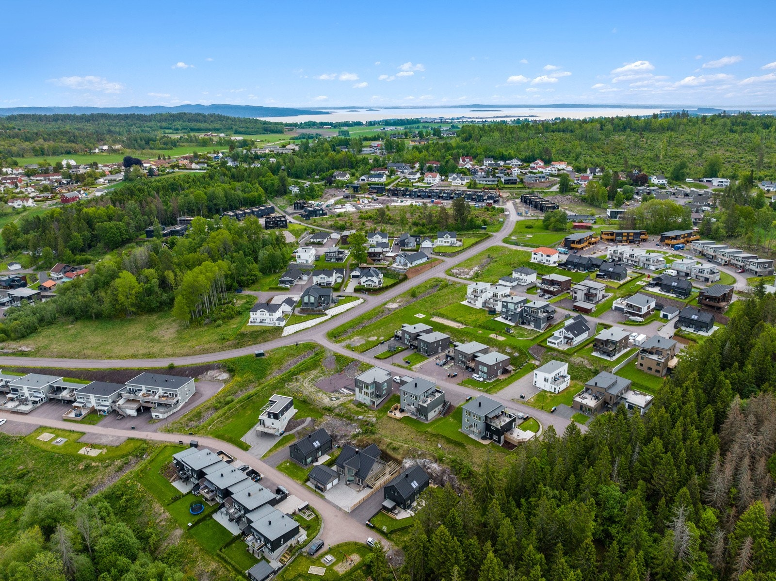 Omrpdet er godt tilpasset familielivet med gangavstand til barnehage, skole, butikker og flott helårs turterreng. Kun 1o min kjøretur inn til Holmestrand sentrum med flere servicetilbud. Galleribilde
