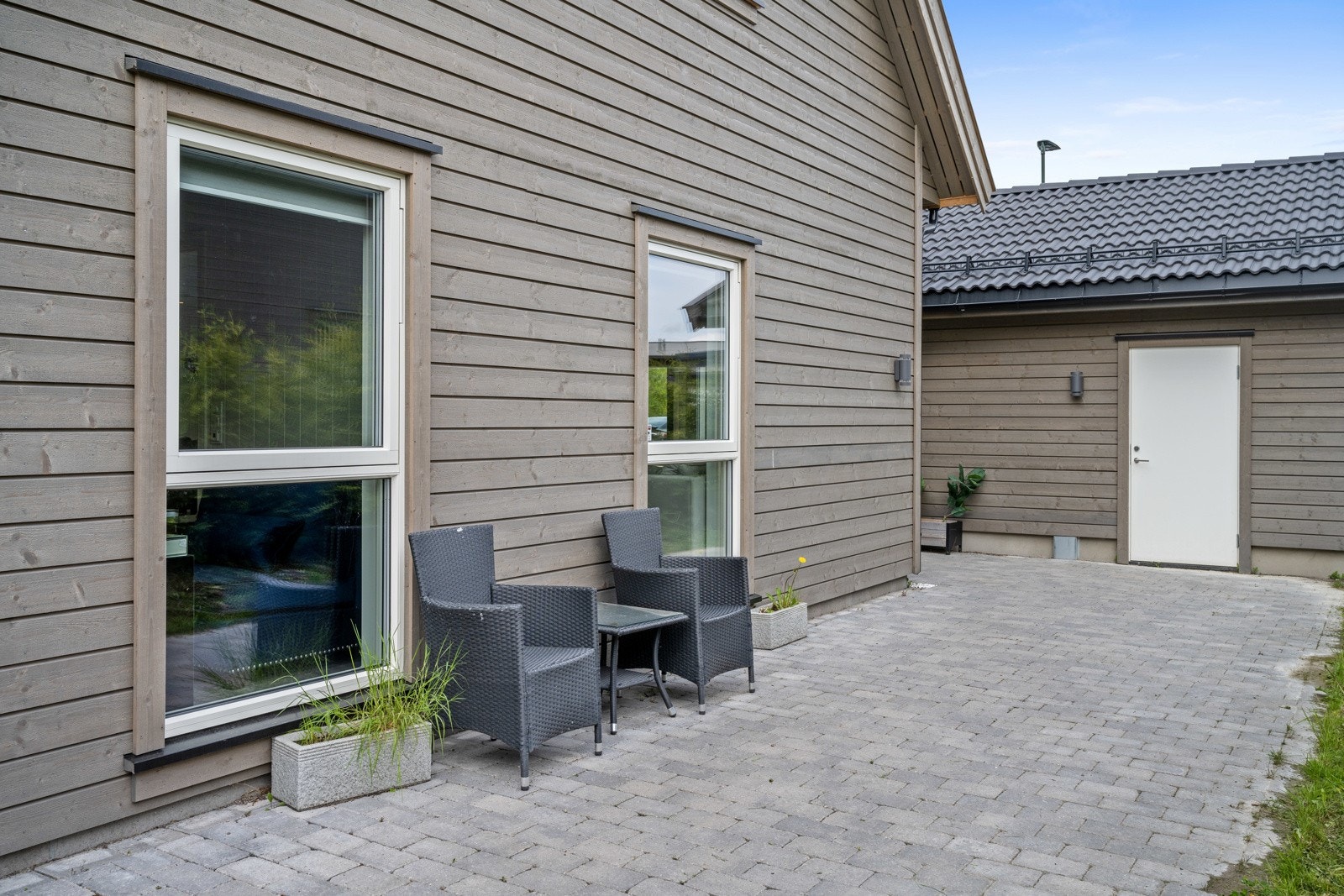 Hele området har belegningsstein og det er lagt varmekabler mellom garasje og inngangspartiet. Galleribilde