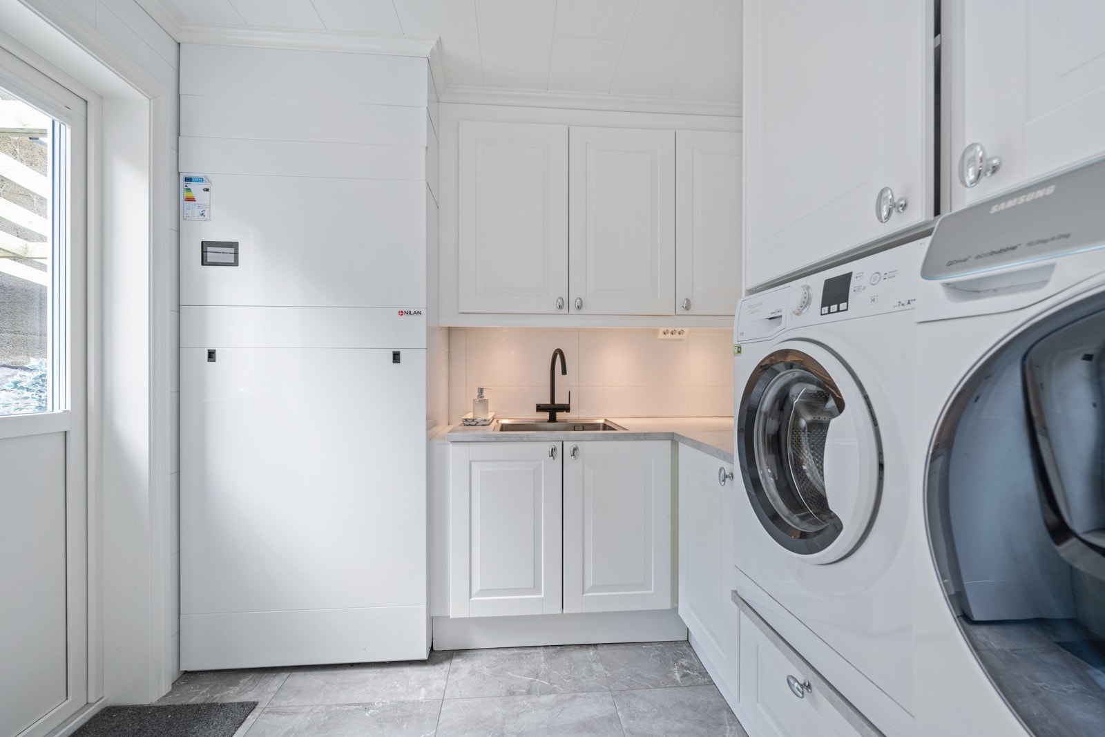 Delikat og funksjonelt vaskerom med egen inngang og praktisk løsning for familier. Galleribilde