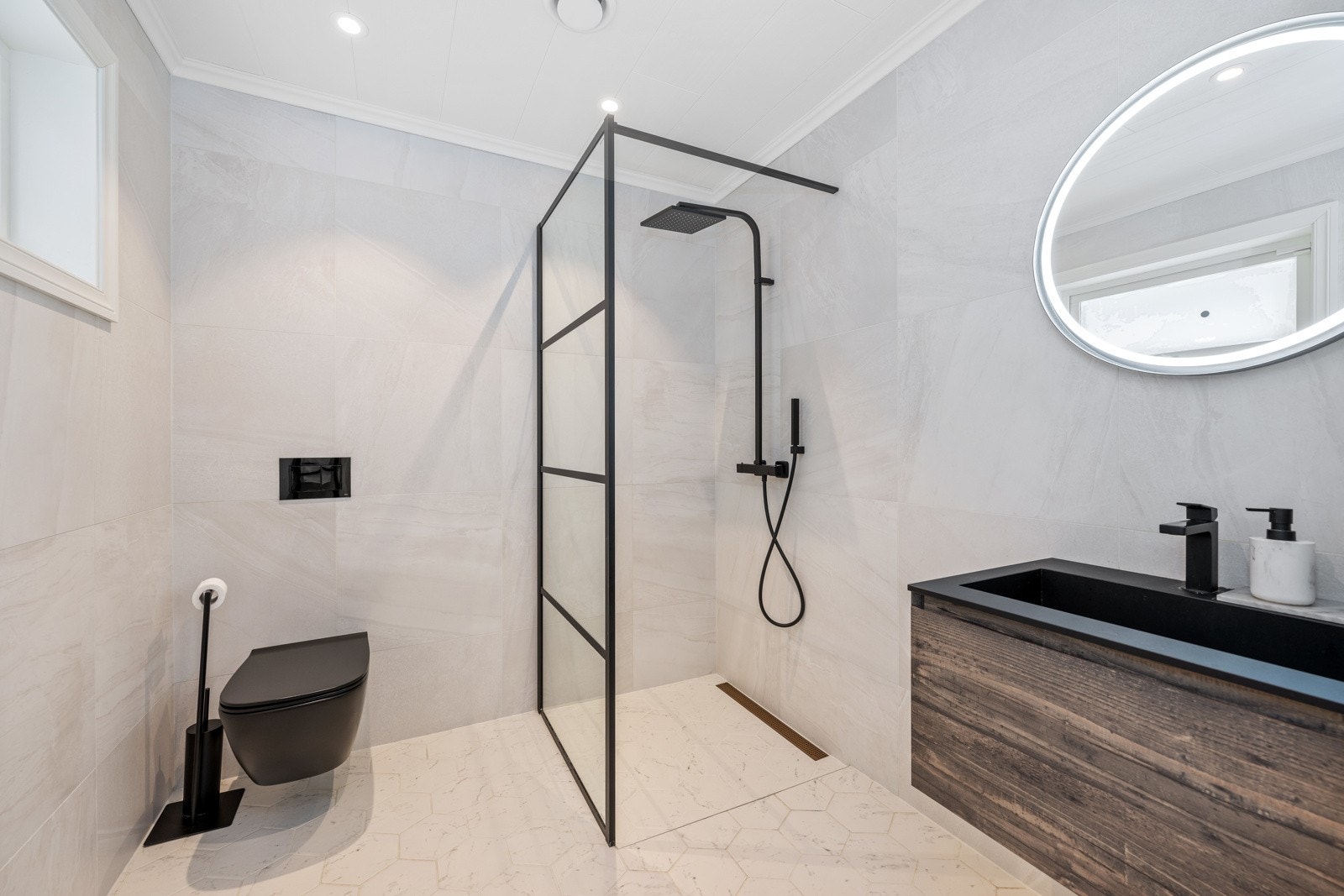 Lekker bad i tilknytning til masteravdeling. Galleribilde