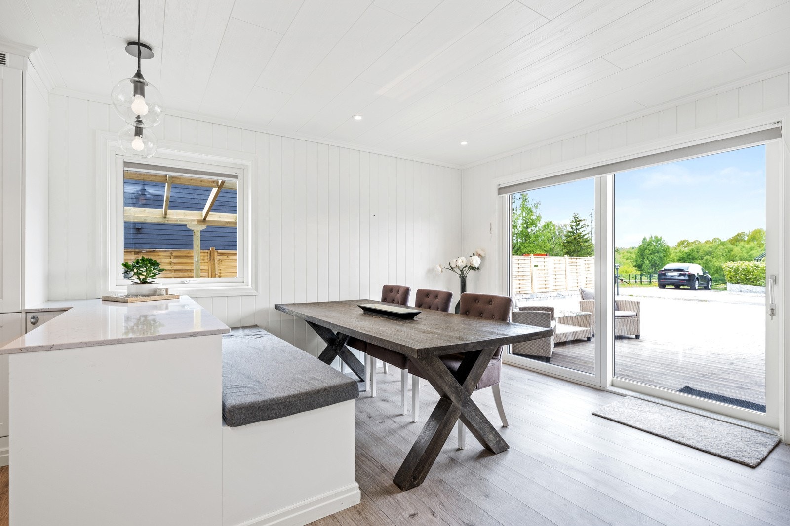 Skyvedeørene kan åpnes helt opp på sommerstid. Galleribilde