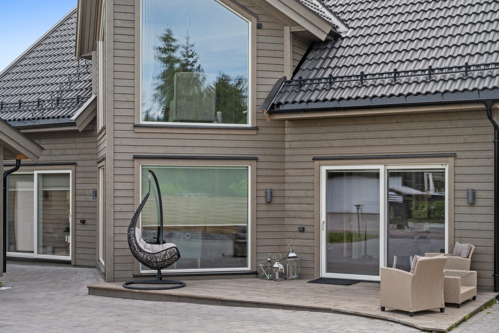 Utenfor stue/kjøkken er det pent opparbeidet uteområde med terrasse på ca. 14 kvm. Galleribilde