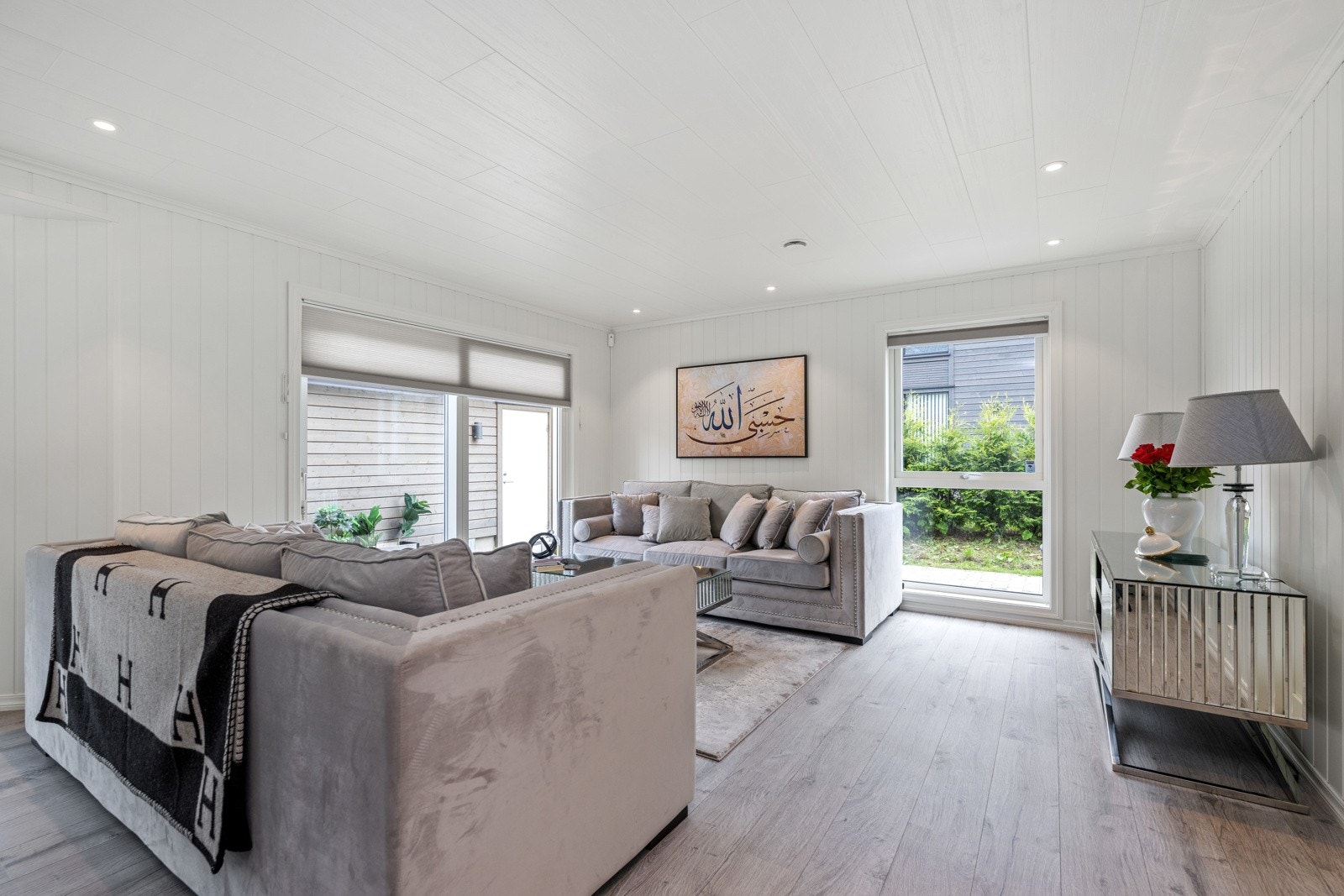 Huset har svært godt lysinnslipp med store vidnuer i begge etasjer. Galleribilde