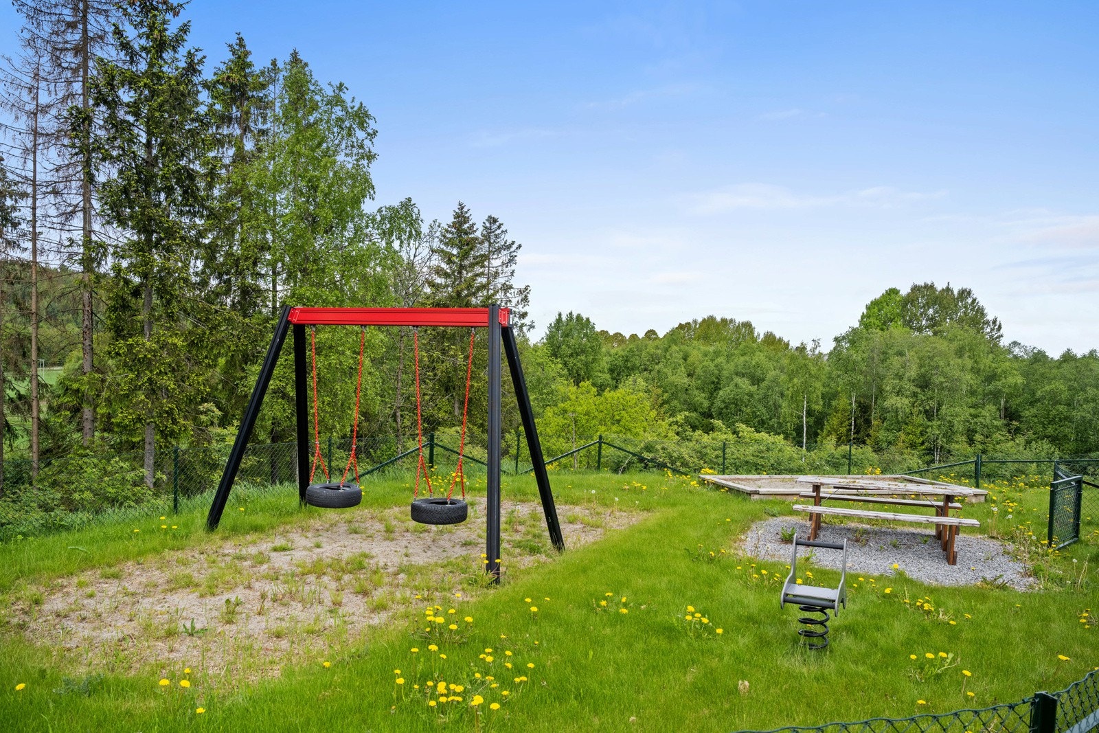 Det er etablert felles lekeplass rett utenfor boligen. Galleribilde