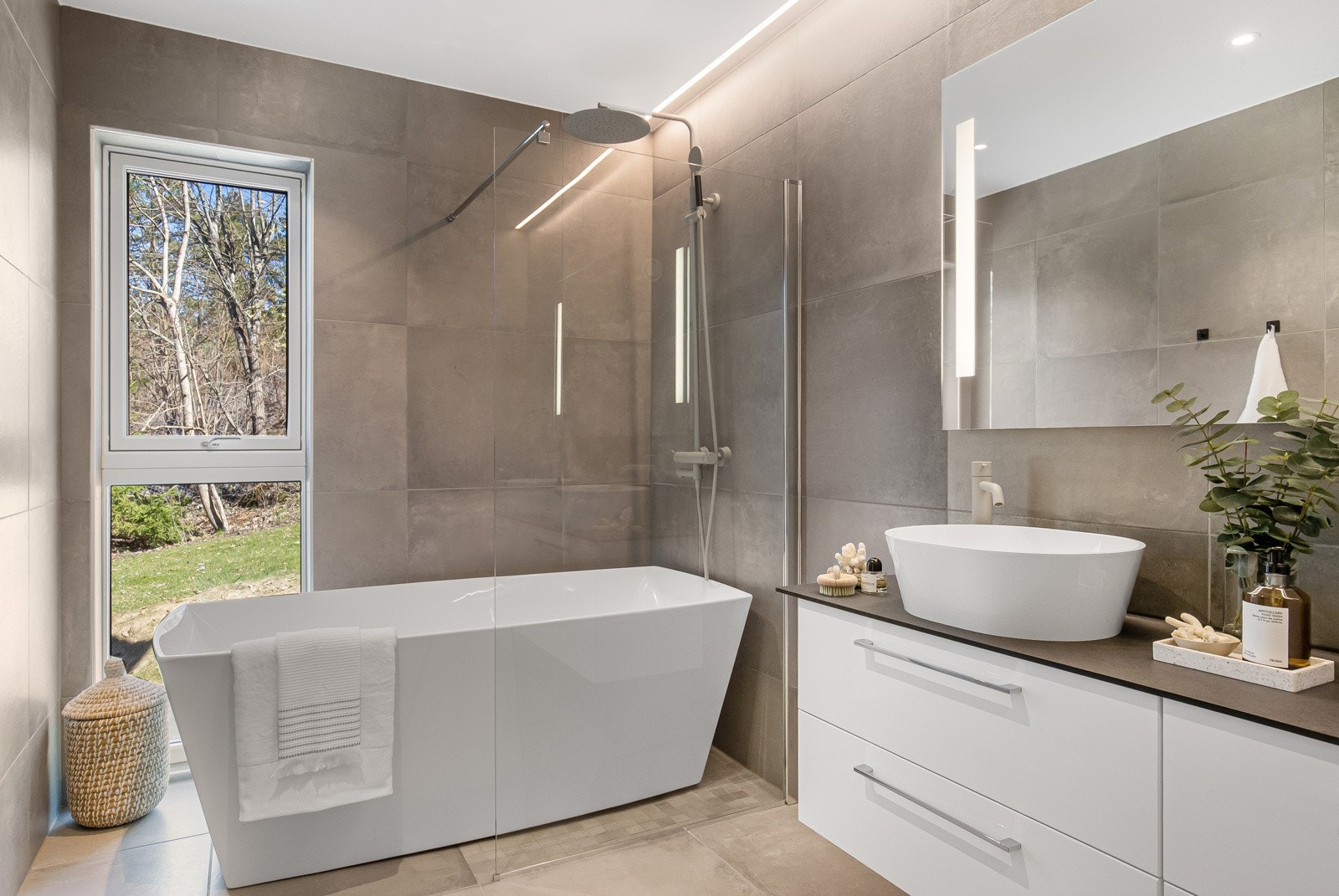 Hovedbad i tilknytning til soverom - Badene er delikat innredet med veggmonterte toaletter og ulike dusjløsninger, her får man spafølelsen. Galleribilde