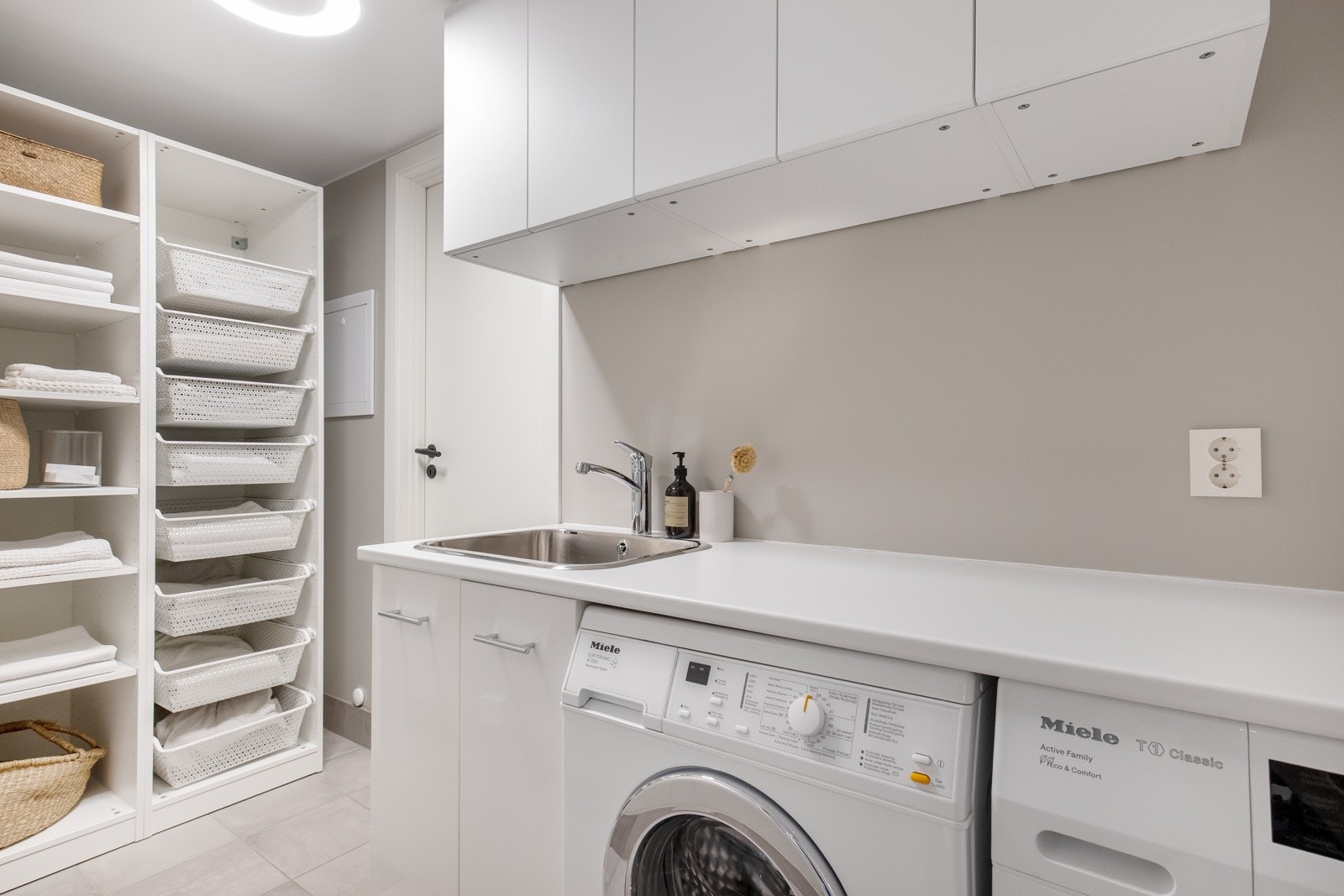 Separat og svært praktisk vaskerom - Ny innredning Galleribilde
