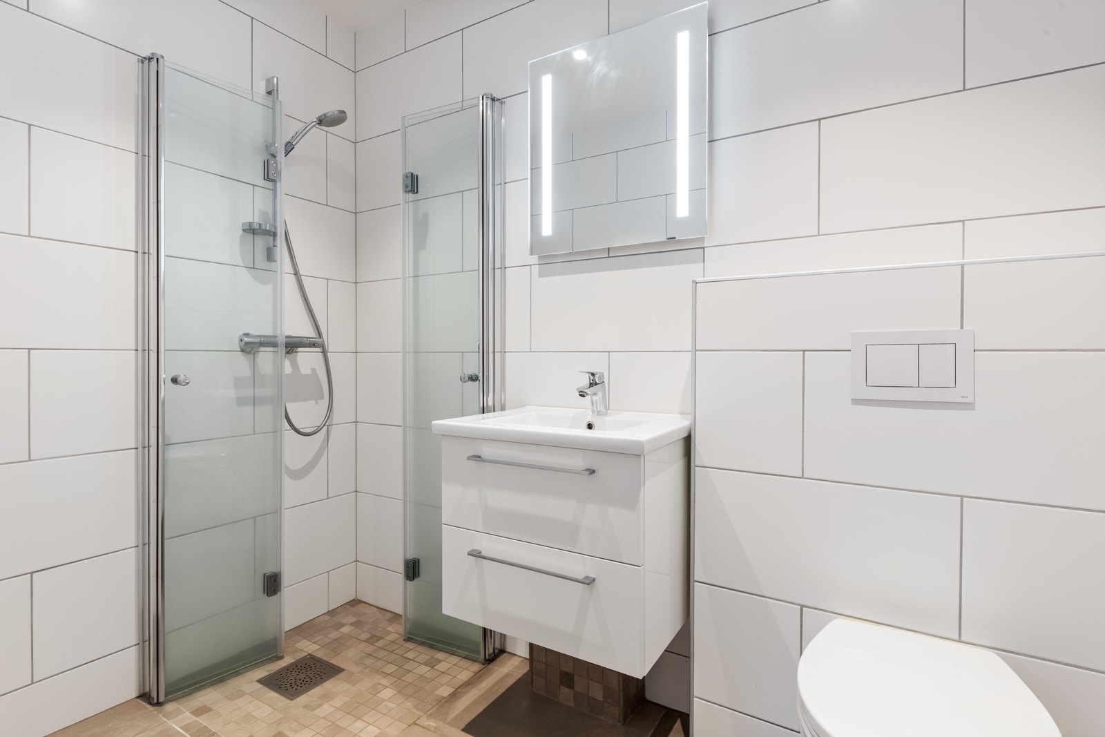 Boligen har en separat del i underetasjen med egen inngang utenfra. Det mangler innvendig gjennomgang mellom boenhetene Galleribilde