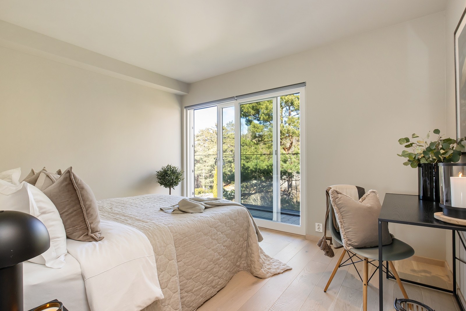 Soverom 1 ligger i 2. etasje og har en luftig atmosfære med utgang til boligens terrasse samt "ensuite-følelsen" med direkte tilknytning til eget baderom. Galleribilde