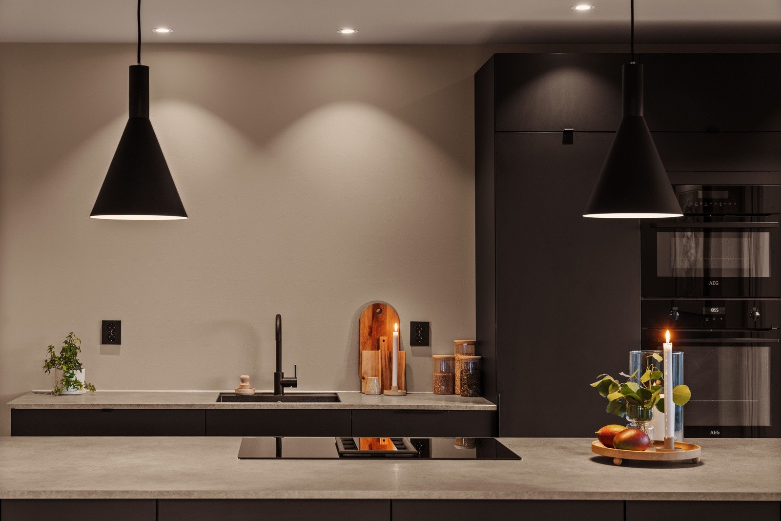 Fra det store vinduet kan man nyte boligens flotte utsikt. Den moderne innredningen har glatte fronter, laminat benkeplate, nedfelt oppvaskkum og belysning over kjøkkenøy Galleribilde