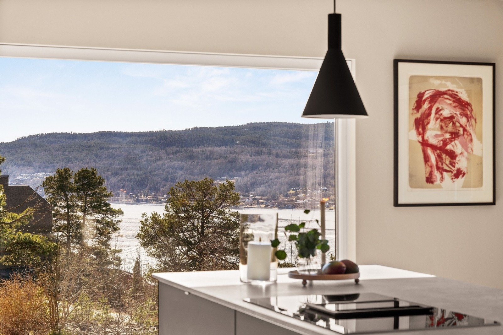 Fra det store vinduet kan man nyte boligens flotte utsikt Galleribilde