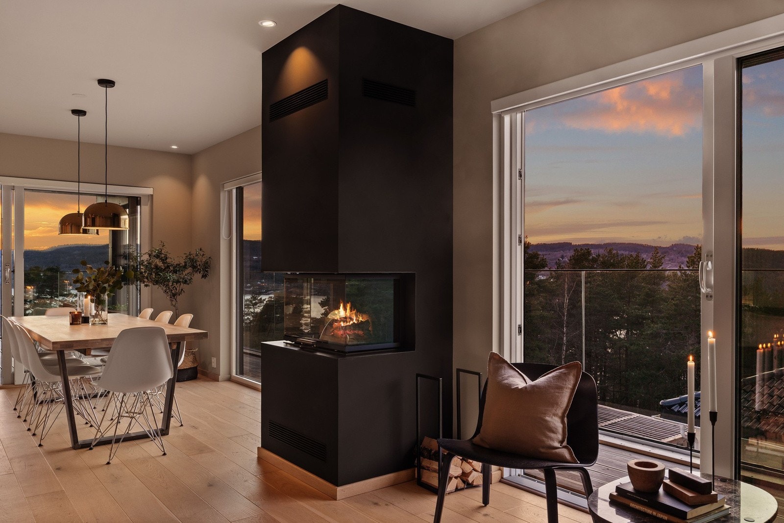 Innbydende stue/spisestue med peis og store vindusflater Galleribilde