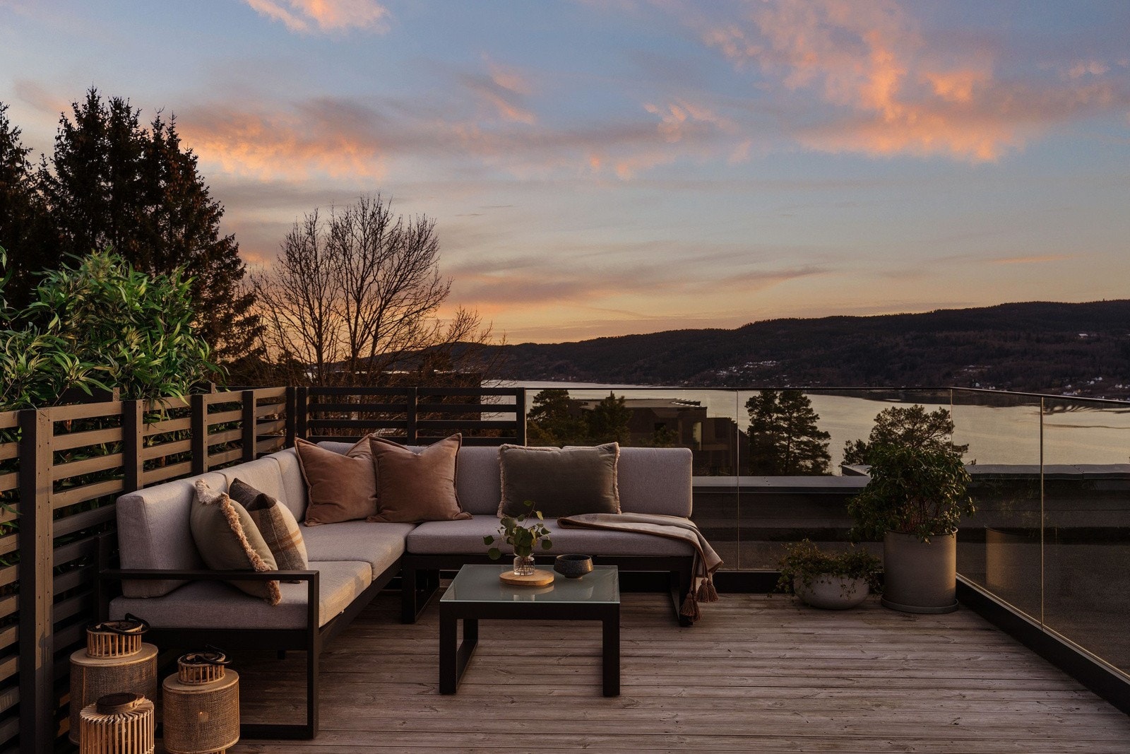 Høydepunktet med boligen er den flotte takterrassen på 23 kvm, adkomst via utvendig trapp fra kjøkken i 2. etasje. Her er det god plass til sittegruppe eller solseng og man har fantastisk utsikt mot Drøbaksundet og inn Vestfjorden Galleribilde