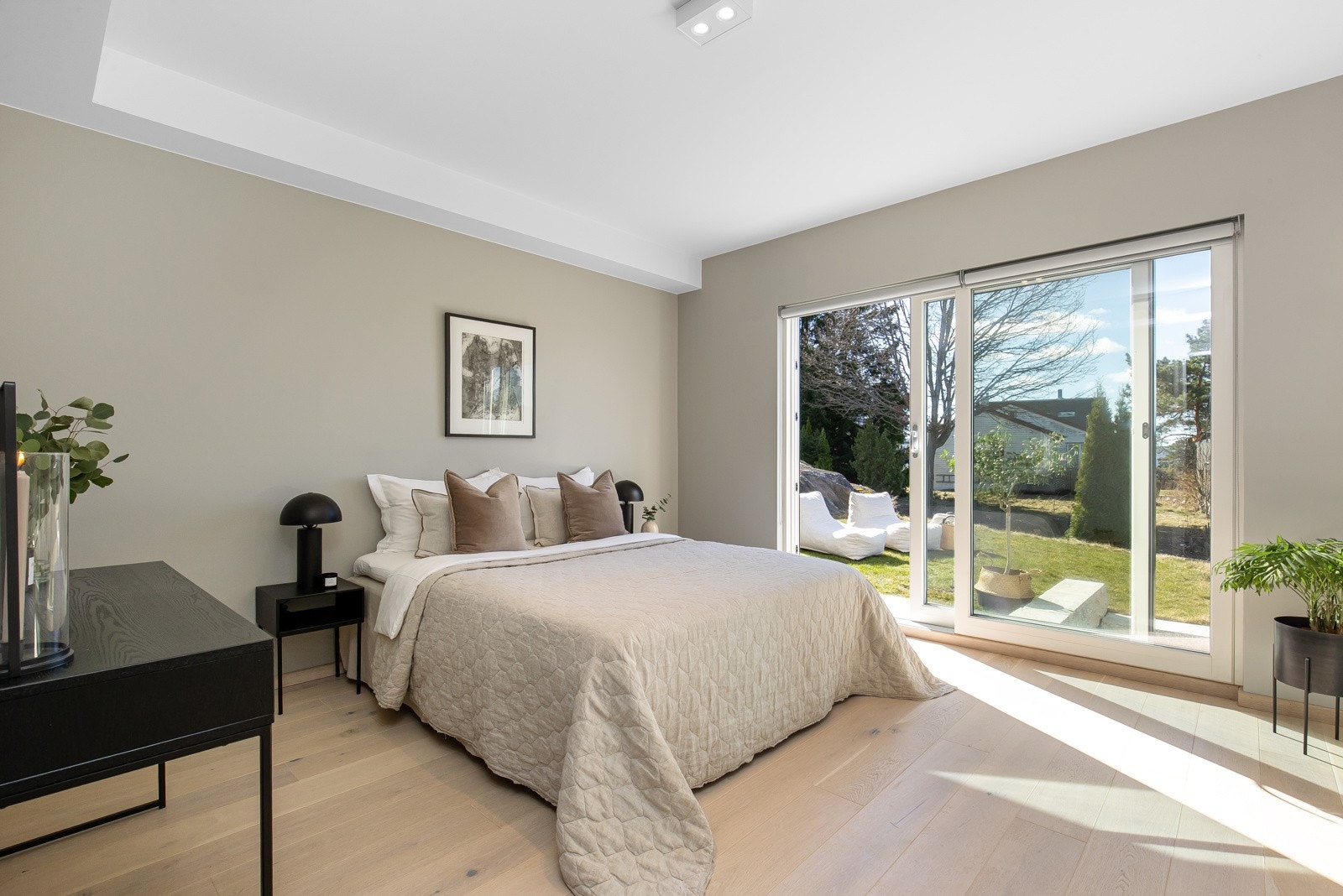 Tre soverom ligger i 1. etasje - Her er det direkte utgang til hagen Galleribilde