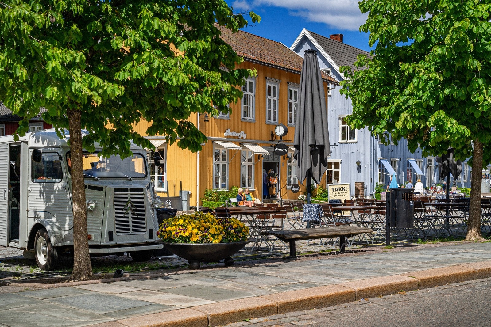 Det er nærhet til skoler, barnehager og Drøbak sentrum med div. forretninger, gallerier og serveringssteder. Galleribilde