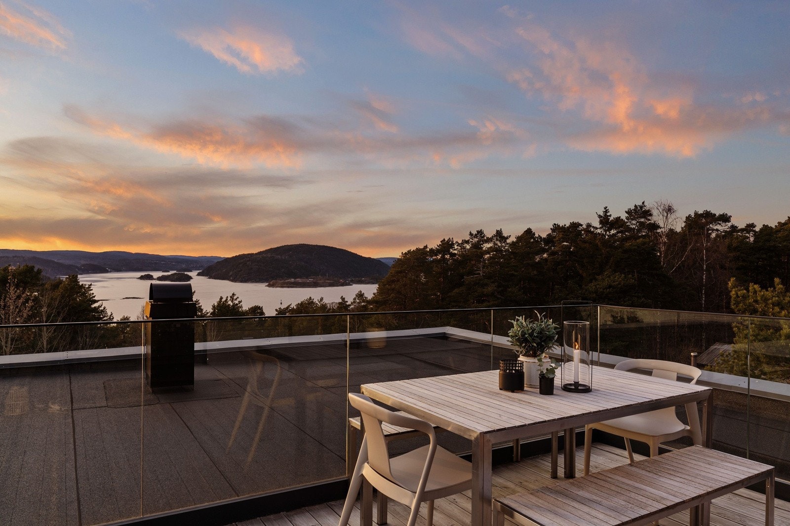 Høydepunktet med boligen er den flotte takterrassen på 23 kvm, adkomst via utvendig trapp fra kjøkken i 2. etasje. Galleribilde