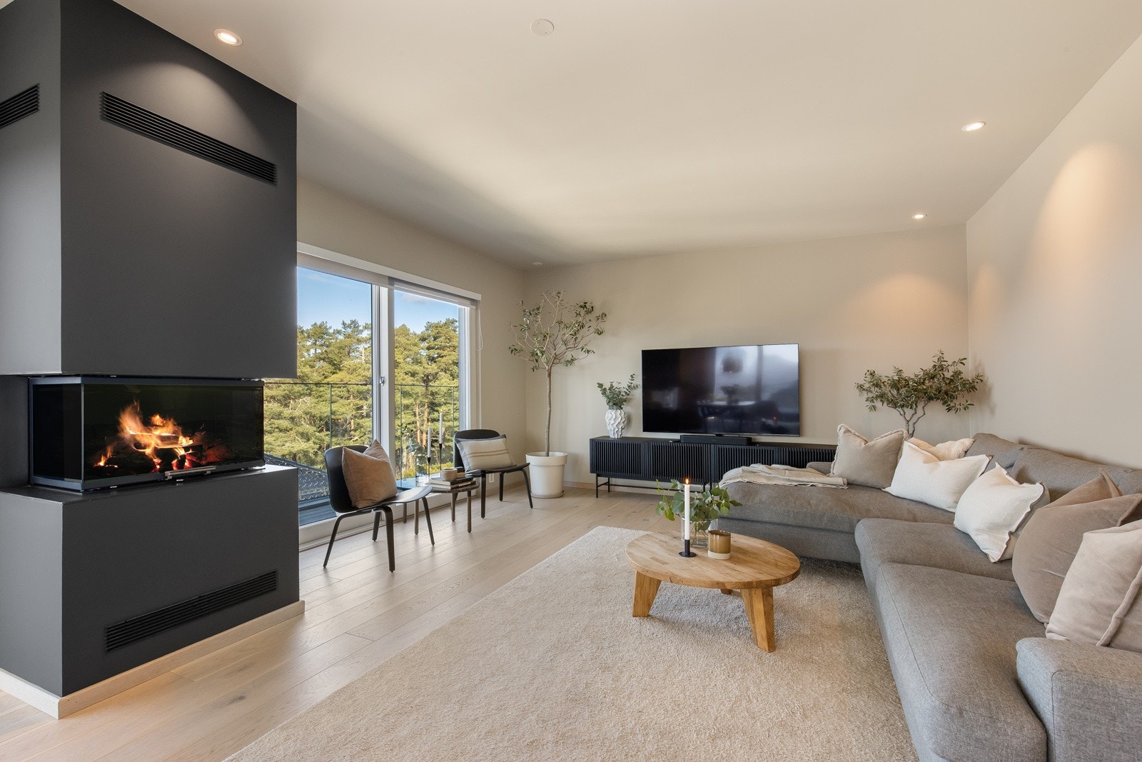 Hele 2 etasje (stue, spis/kjøkken)malt i Soothing Beige vegger/tak 2024 Galleribilde