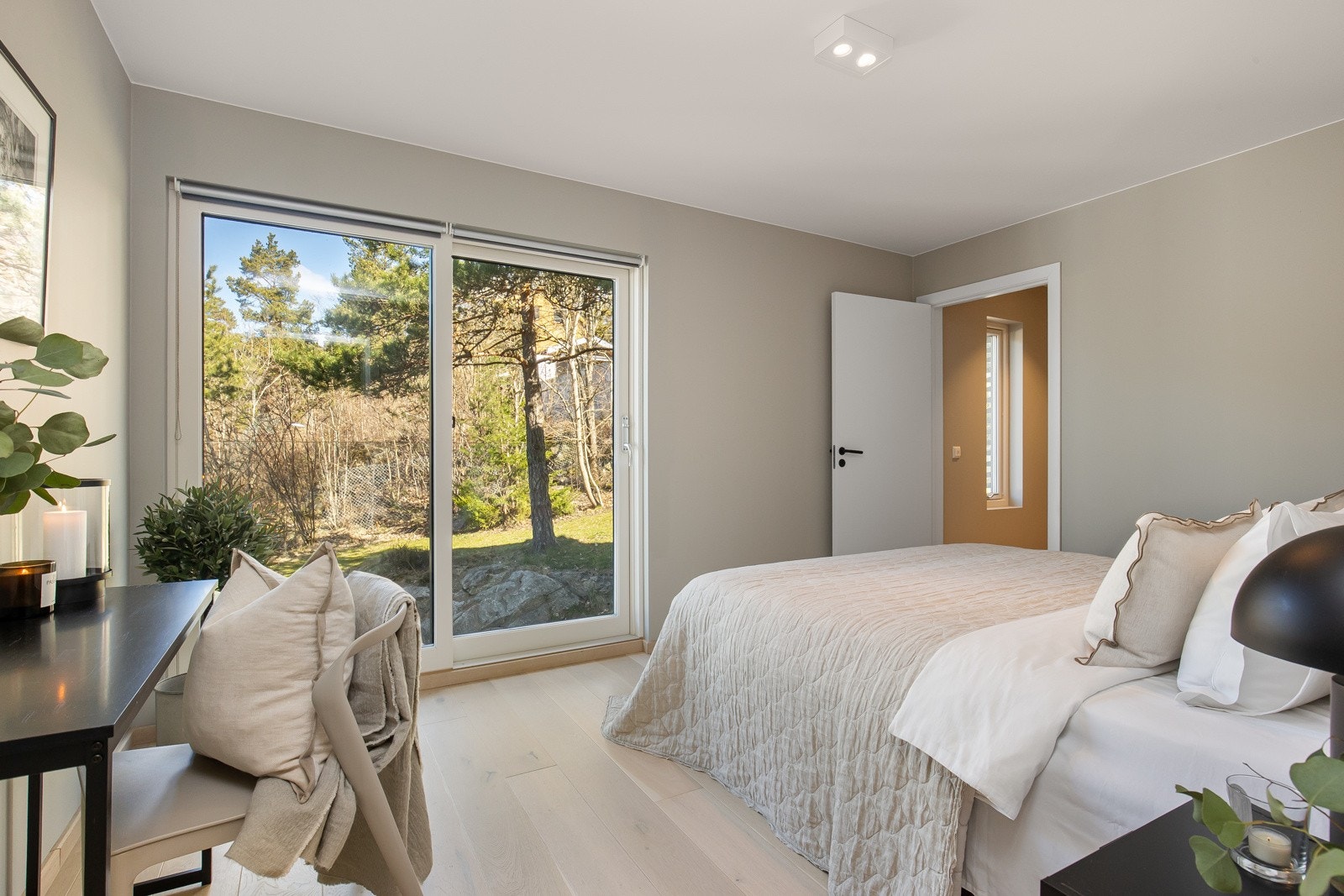 Barnevennlig planløsning med tre av de fire soverommene på samme plan og enkel tilgang til baderom Galleribilde