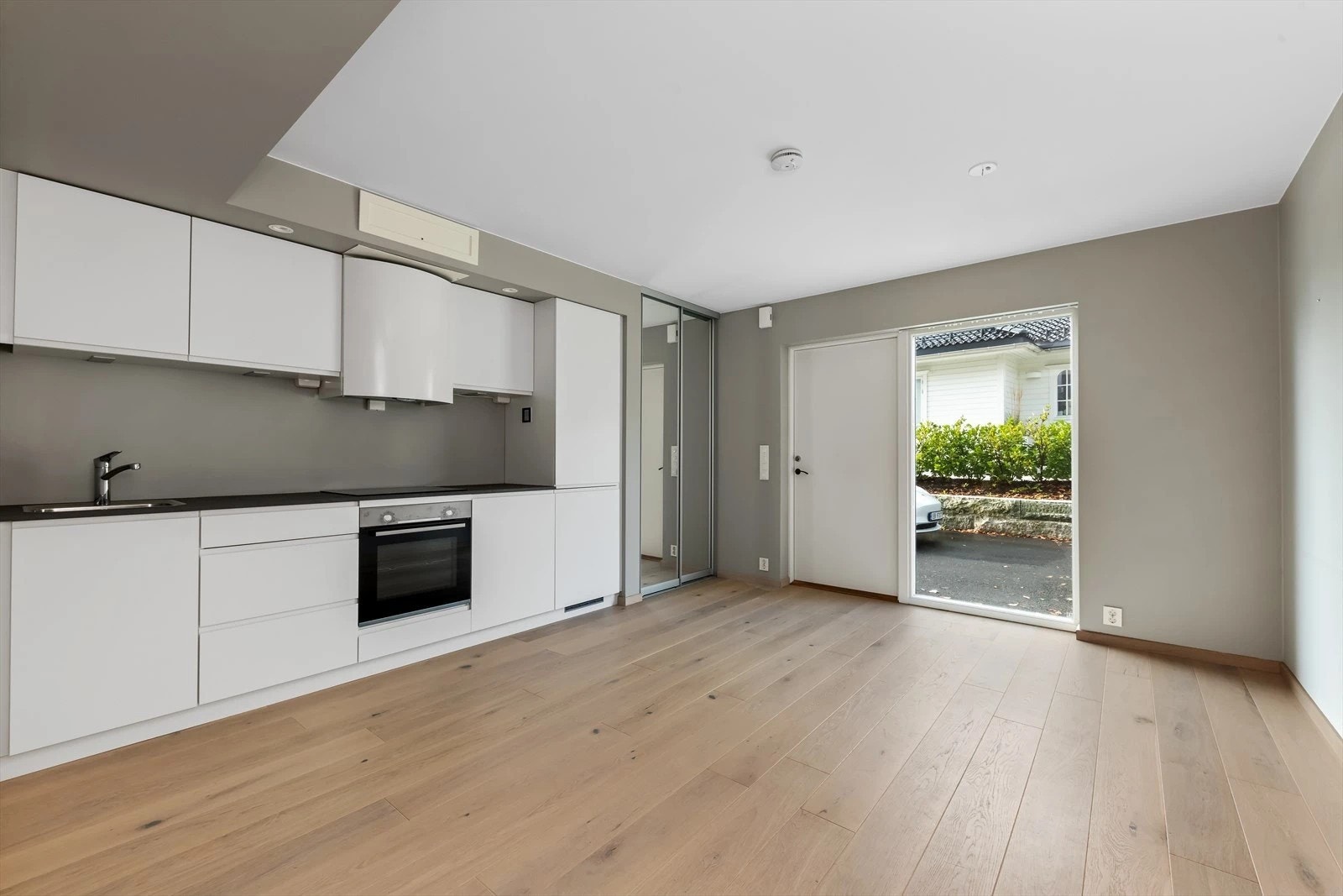 Boligen har en separat del i underetasjen med egen inngang utenfra. Det mangler innvendig gjennomgang mellom boenhetene Galleribilde